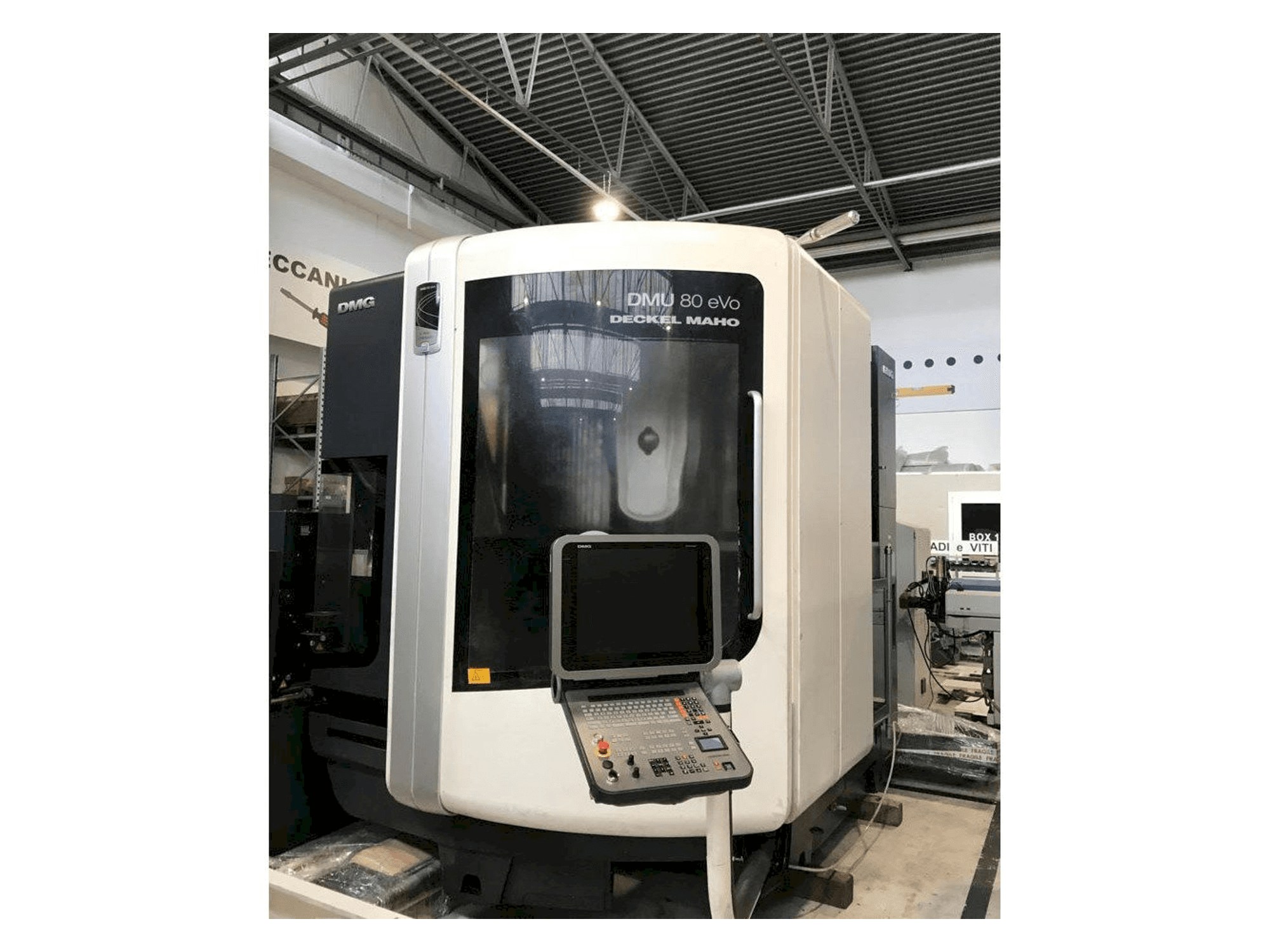 Vue de face de la machine DMG MORI DMU 80 EVO