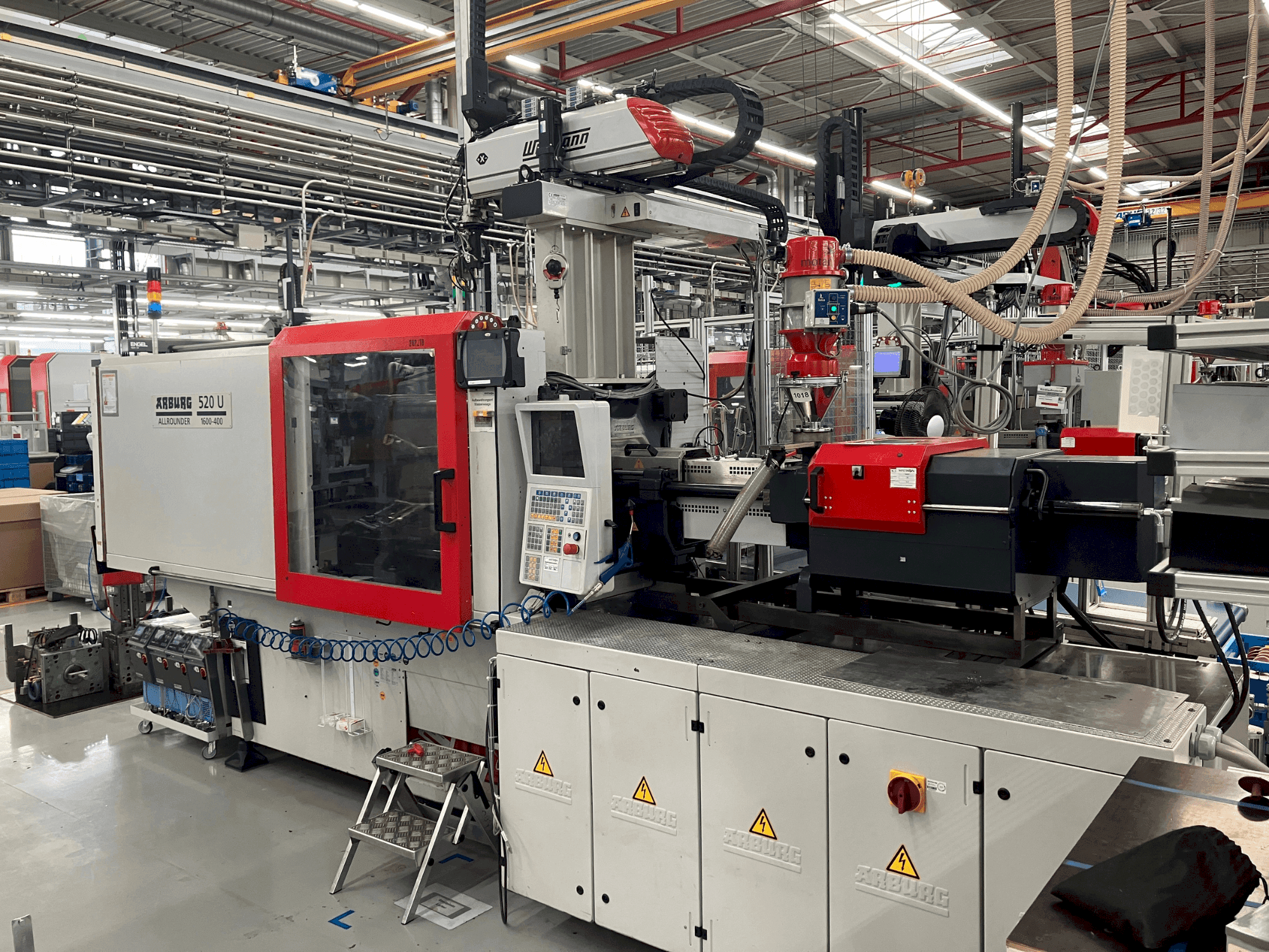 Vue de face de la machine Arburg Allrounder 520 U 1600-400