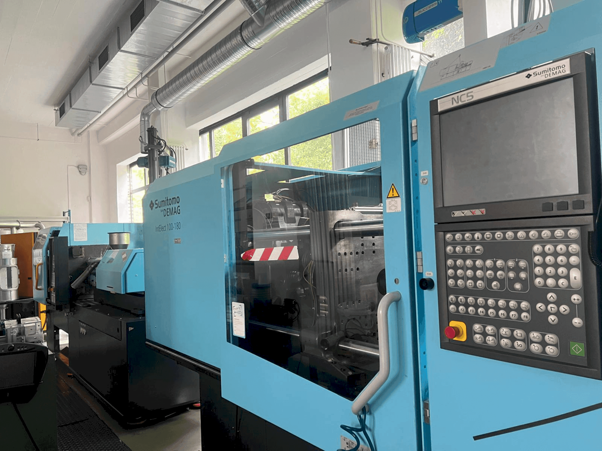 Vue de face de la machine SUMITOMO SHI DEMAG IntElect 100/470-180