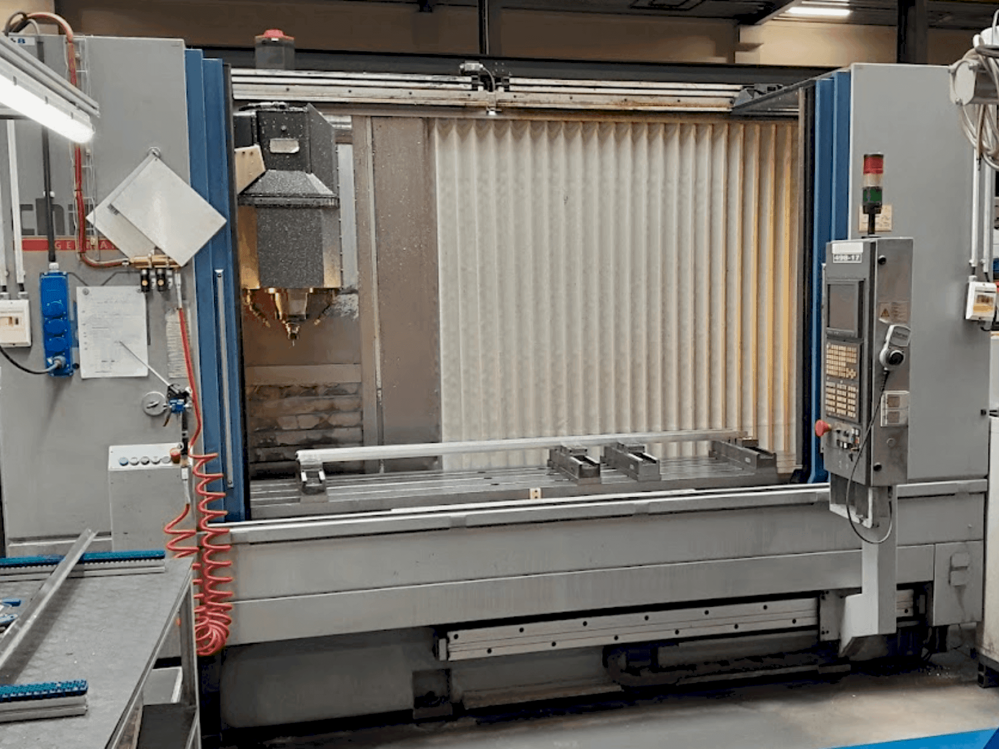 Vue de face de la machine CHIRON MILL 2000