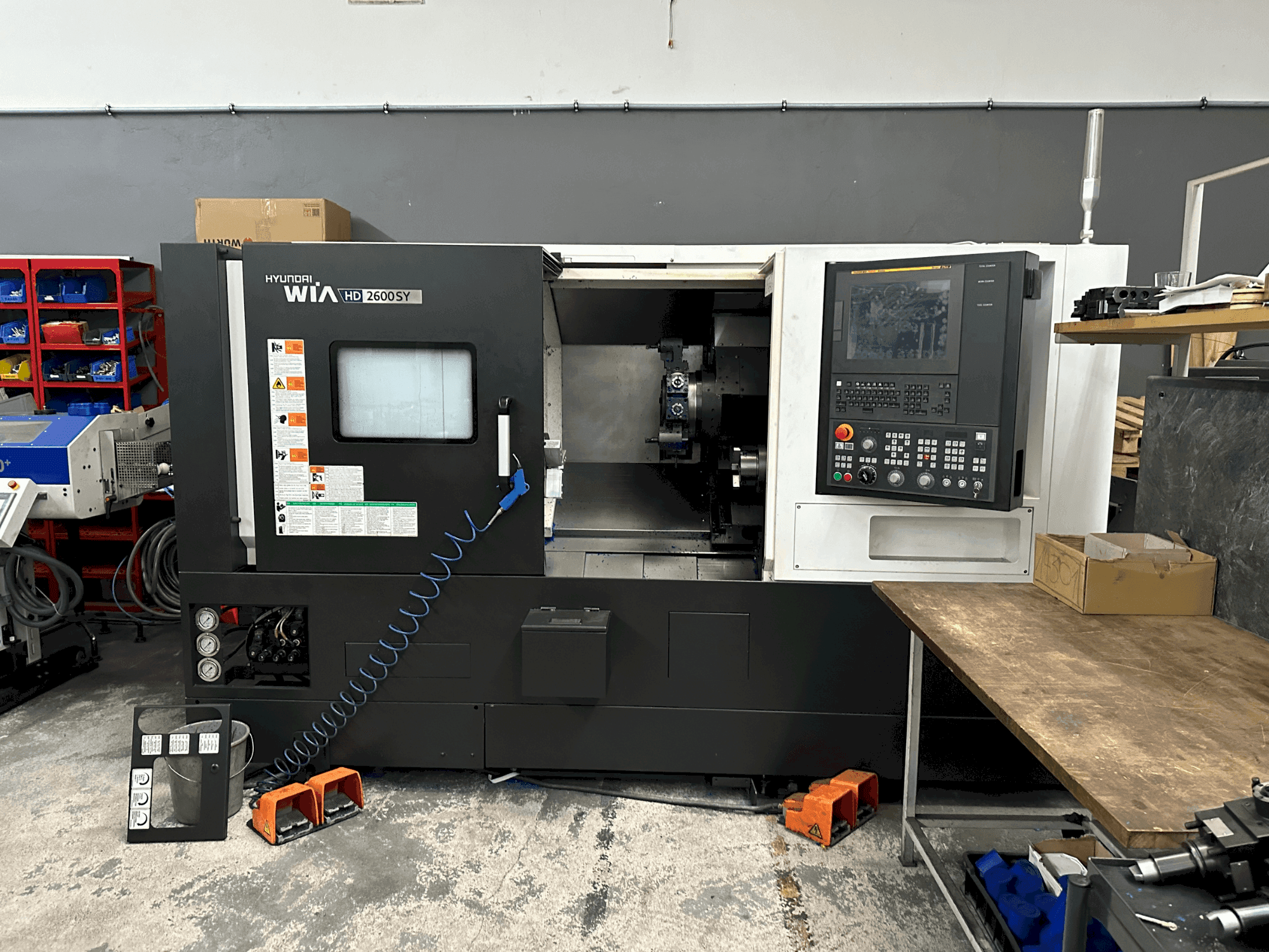 Vue de face de la machine Hyundai Wia HD 2600SY