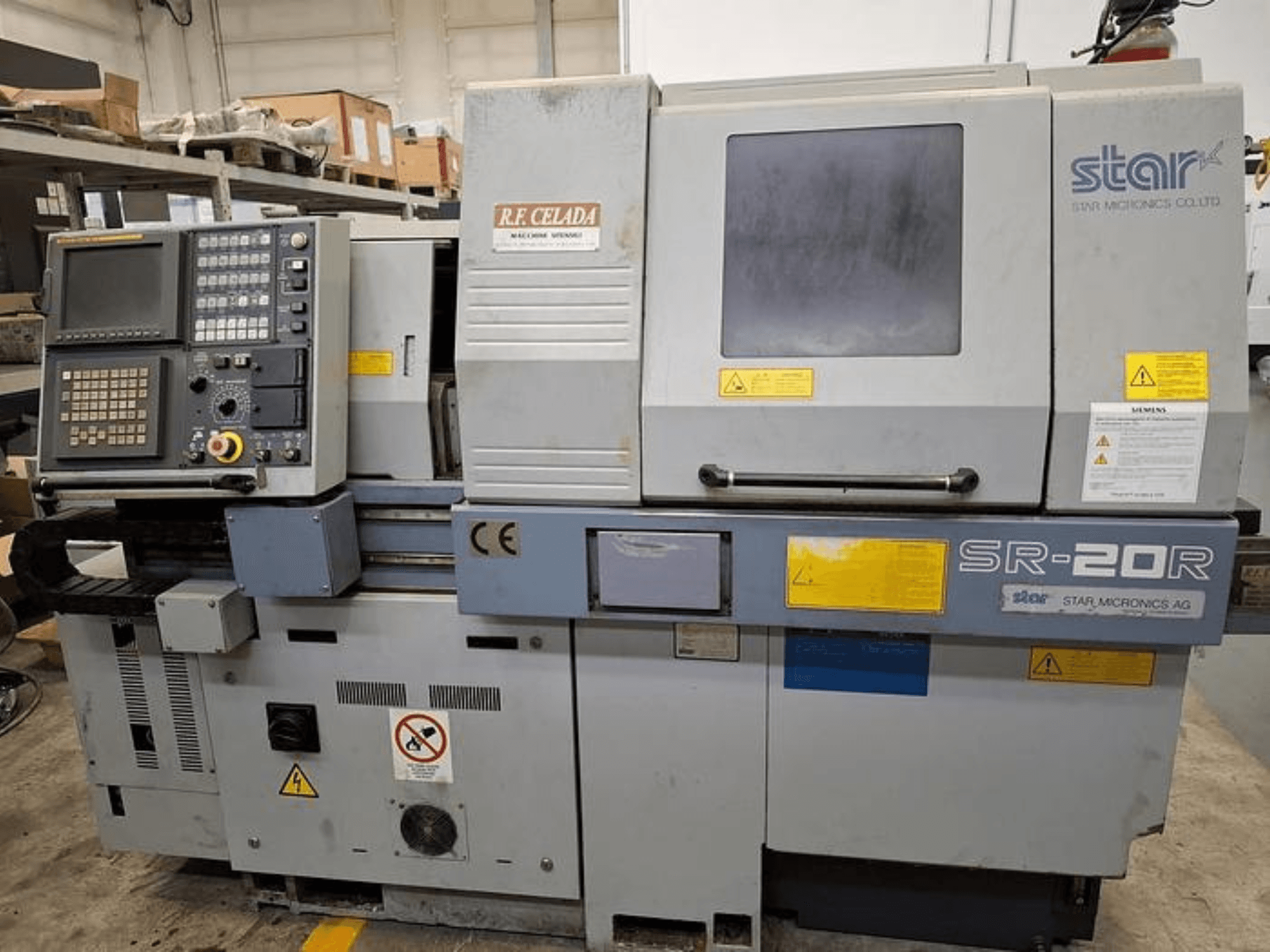 Tour CNC Star SR-20R avec panneau de commande, vue de face, comprenant les boutons de commande, l'écran et les étiquettes de sécurité.