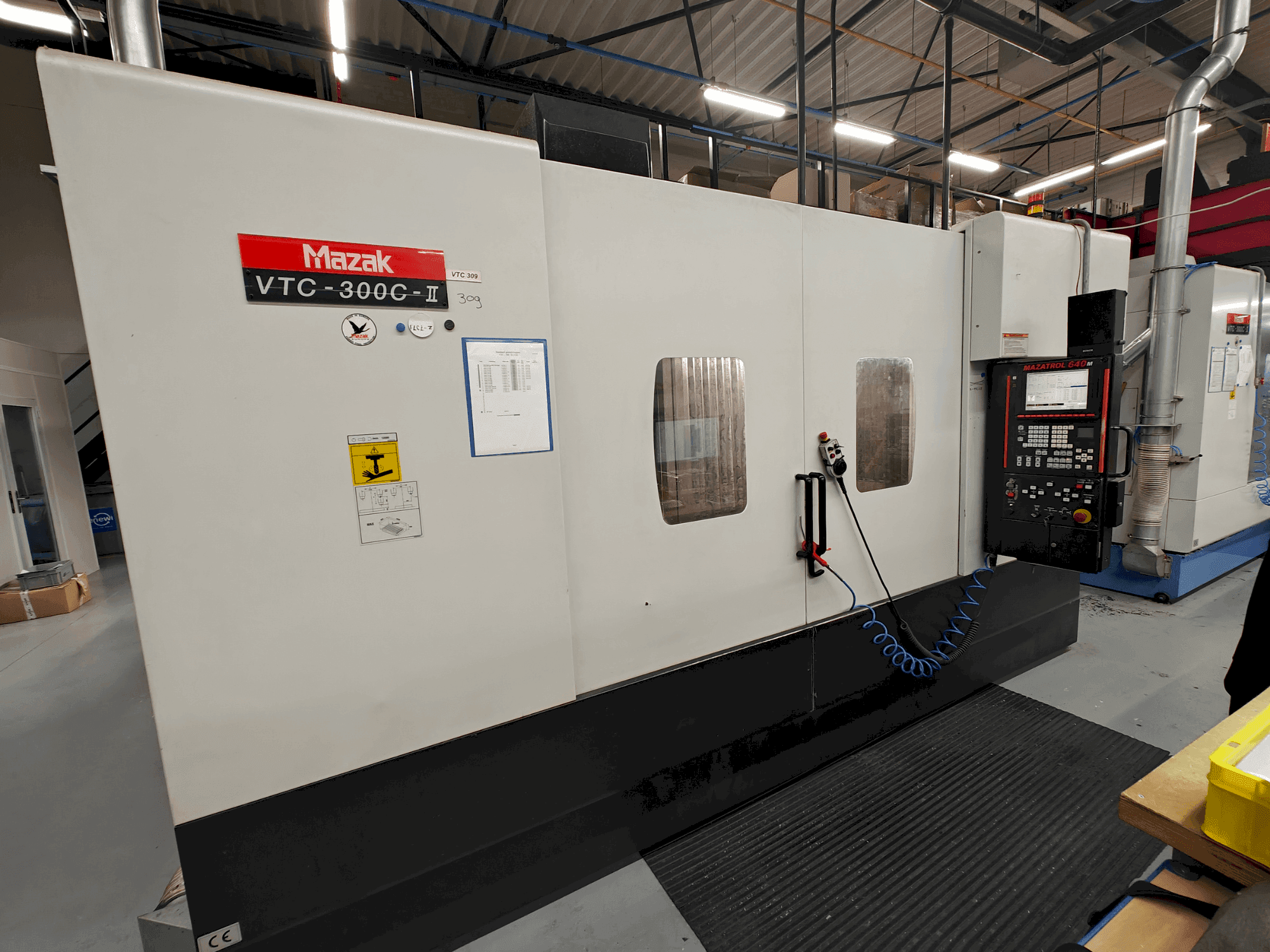 Vue de face de la machine Mazak VTC-300C