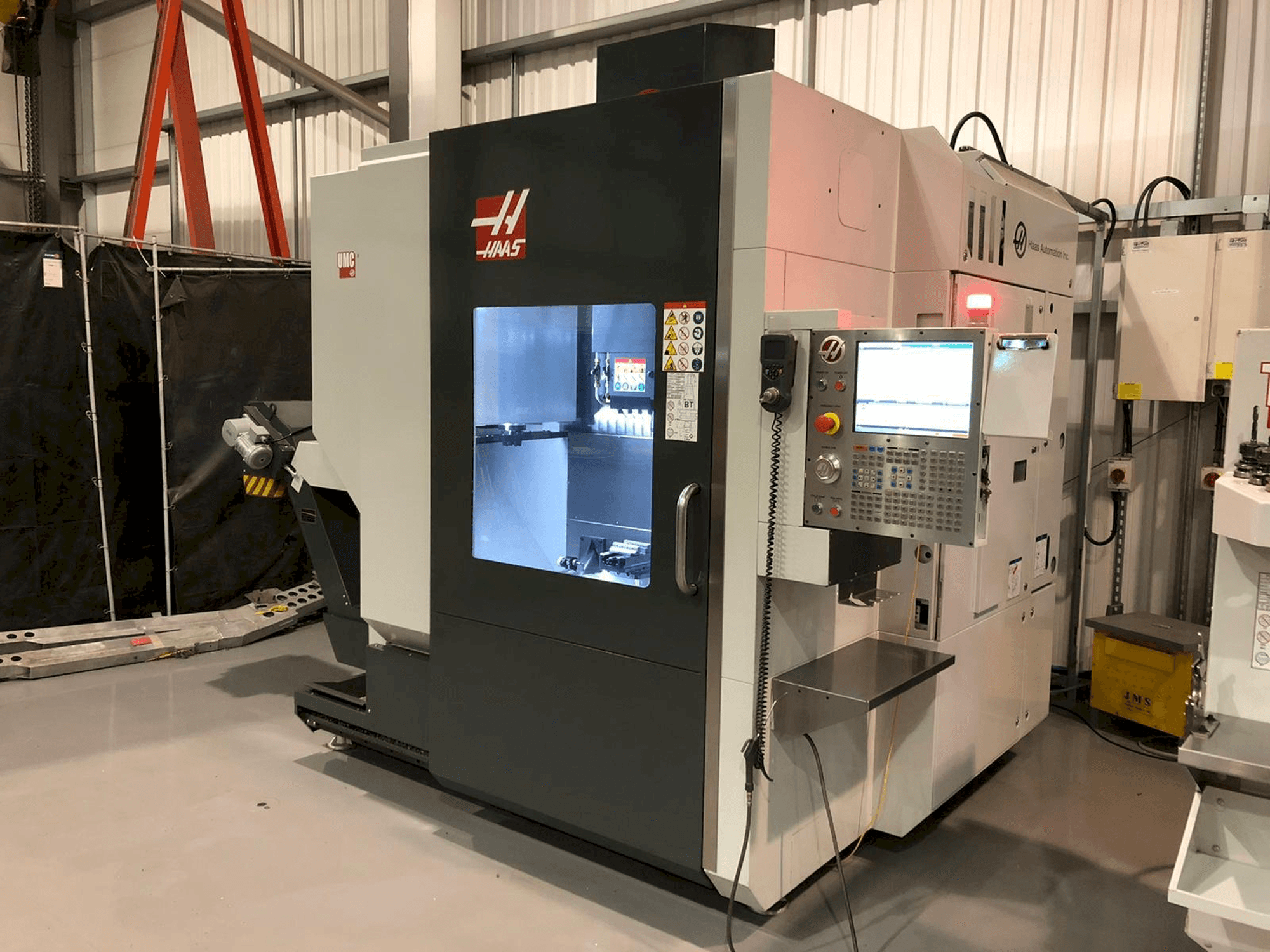 Front view of HAAS UMC - 750 machine