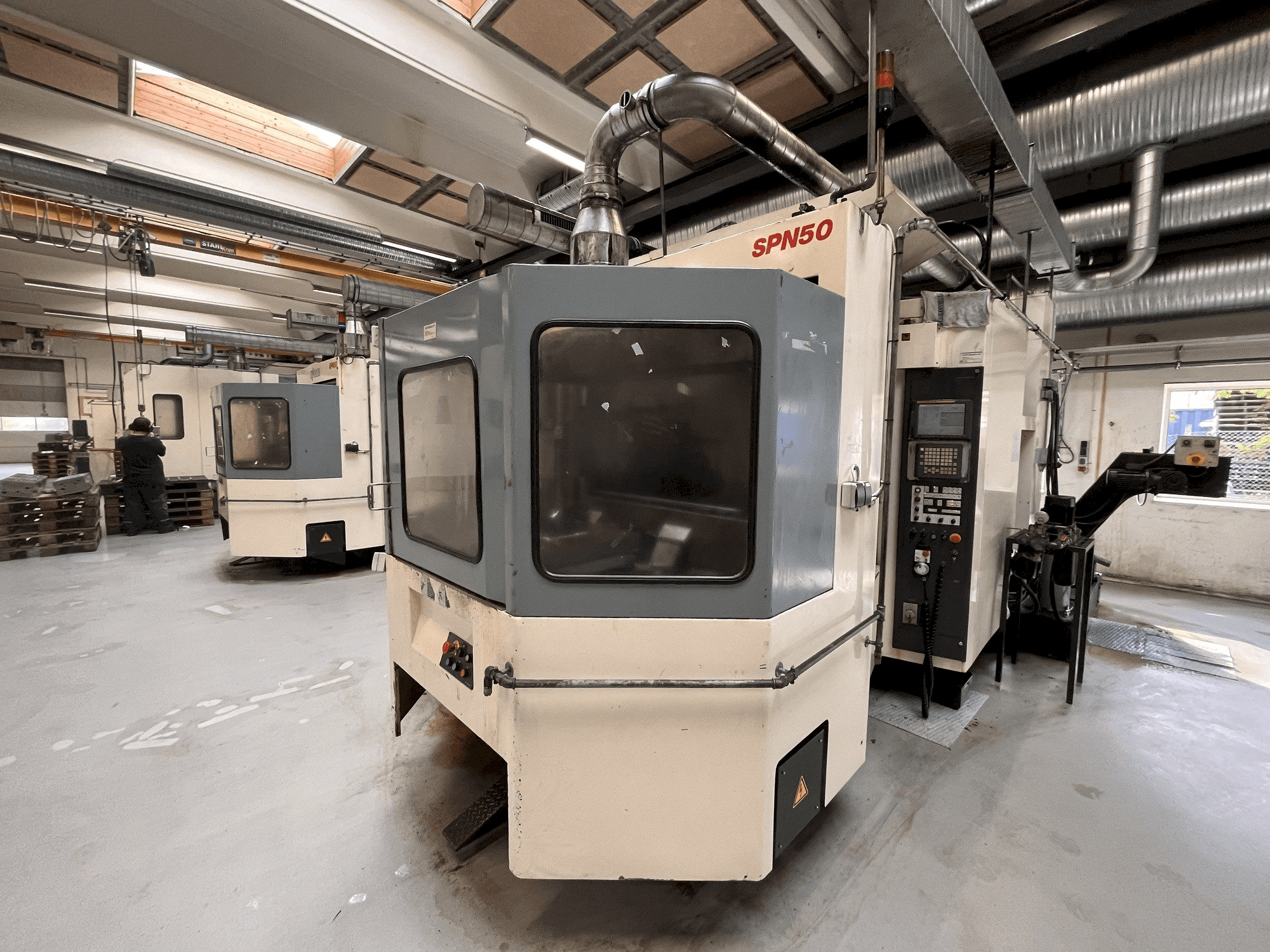 Vue de face de la machine Niigata SPN 50