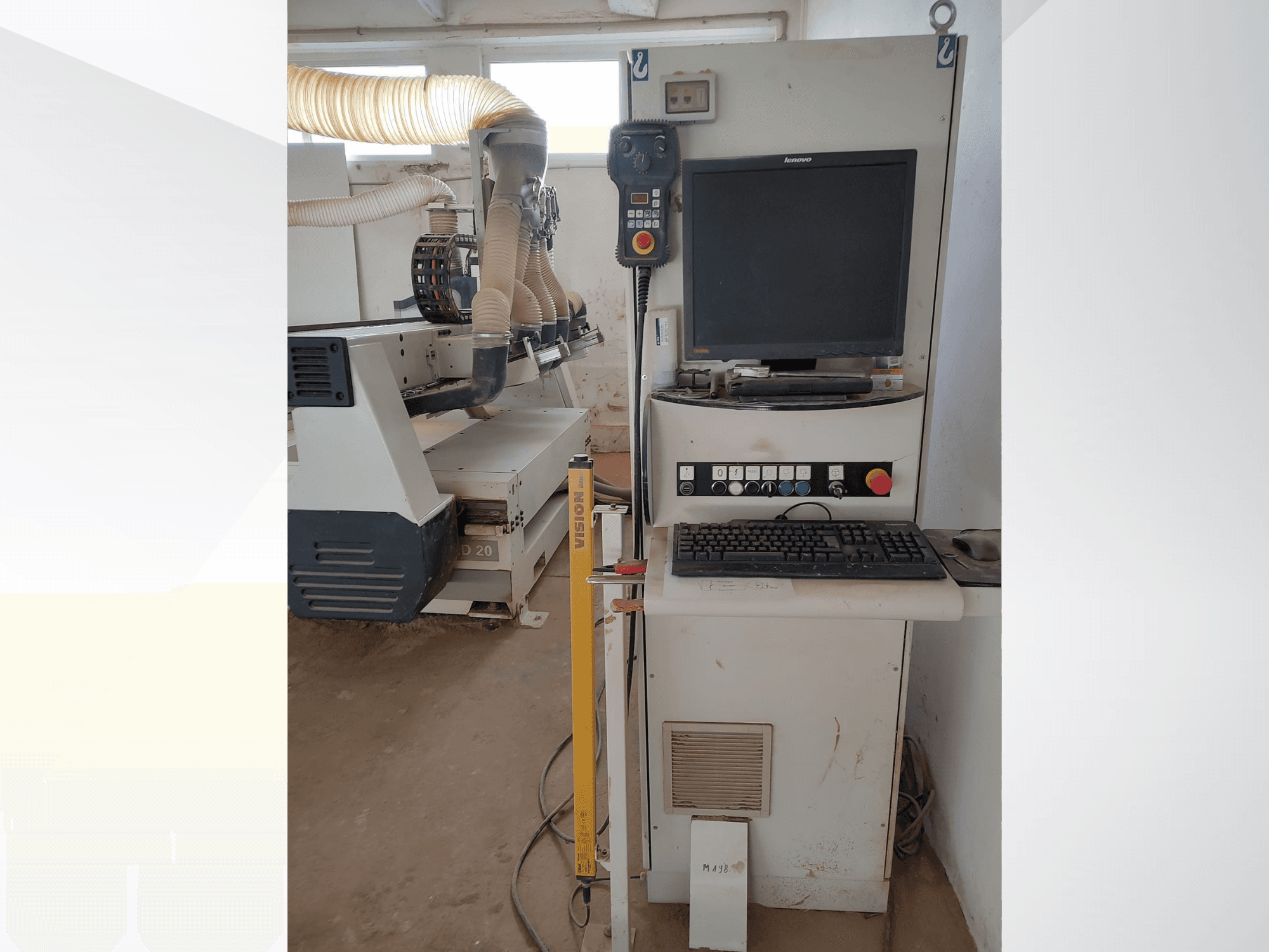 Défonceuse CNC SCM ACCORD 20 dans un atelier, vue de face avec le panneau de commande, le moniteur et le système d'extraction de la poussière visibles.