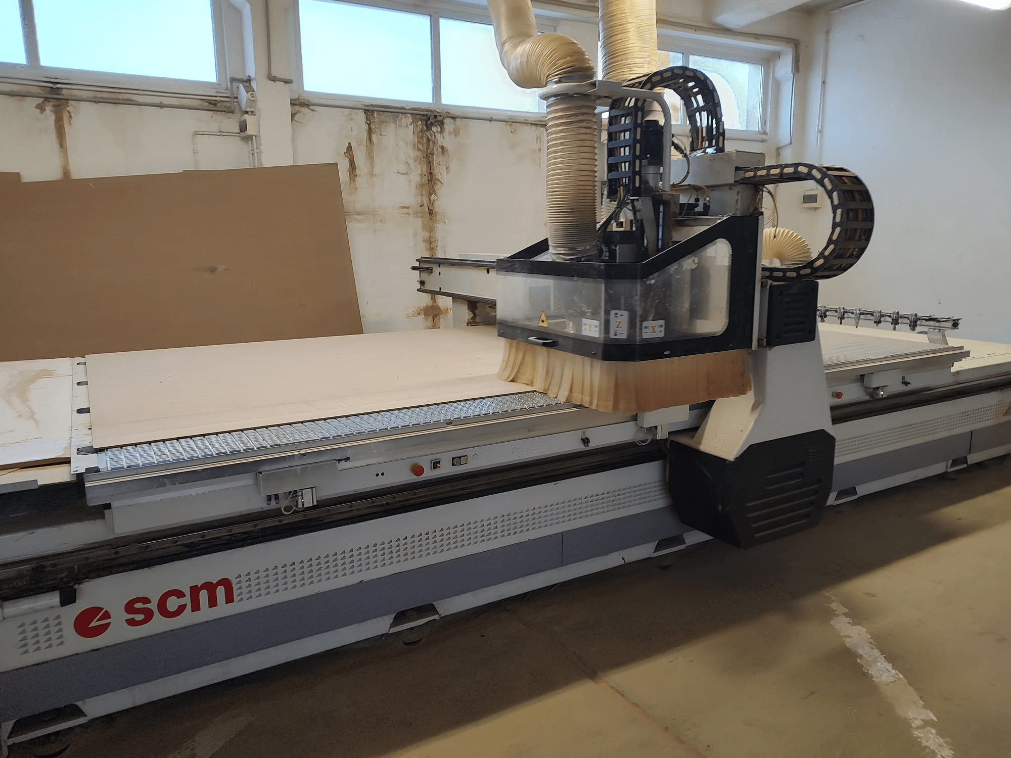 La défonceuse CNC SCM ACCORD 20 vue de face, présentant la tête de coupe et la grande table de travail, idéale pour les travaux de menuiserie.