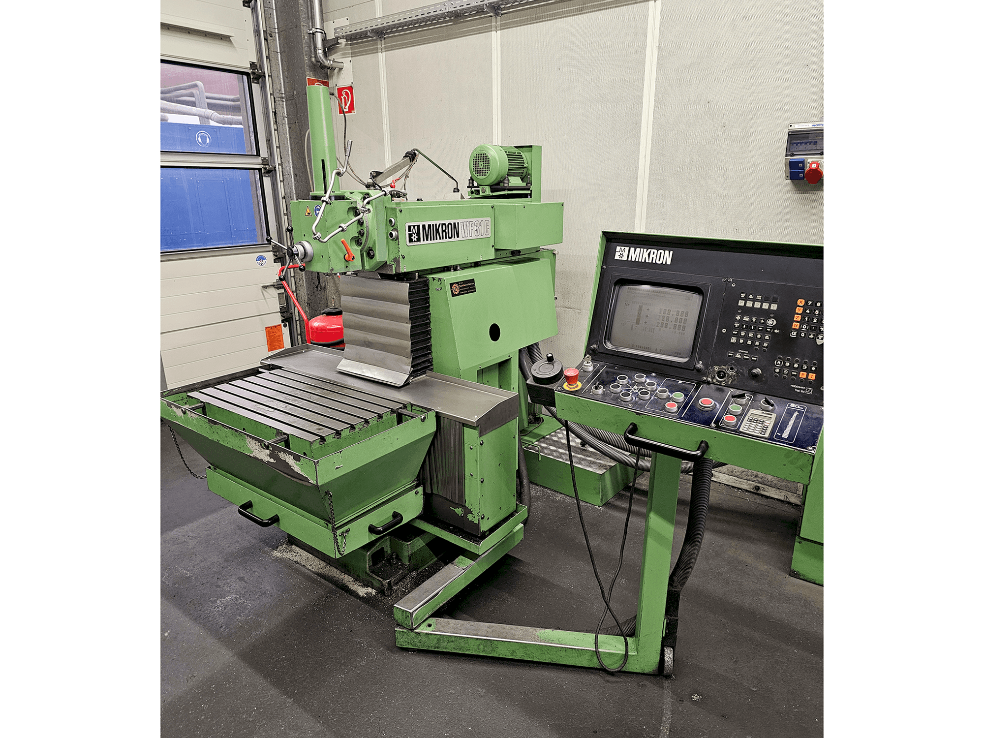 Vue de face de la machine MIKRON WF-31C