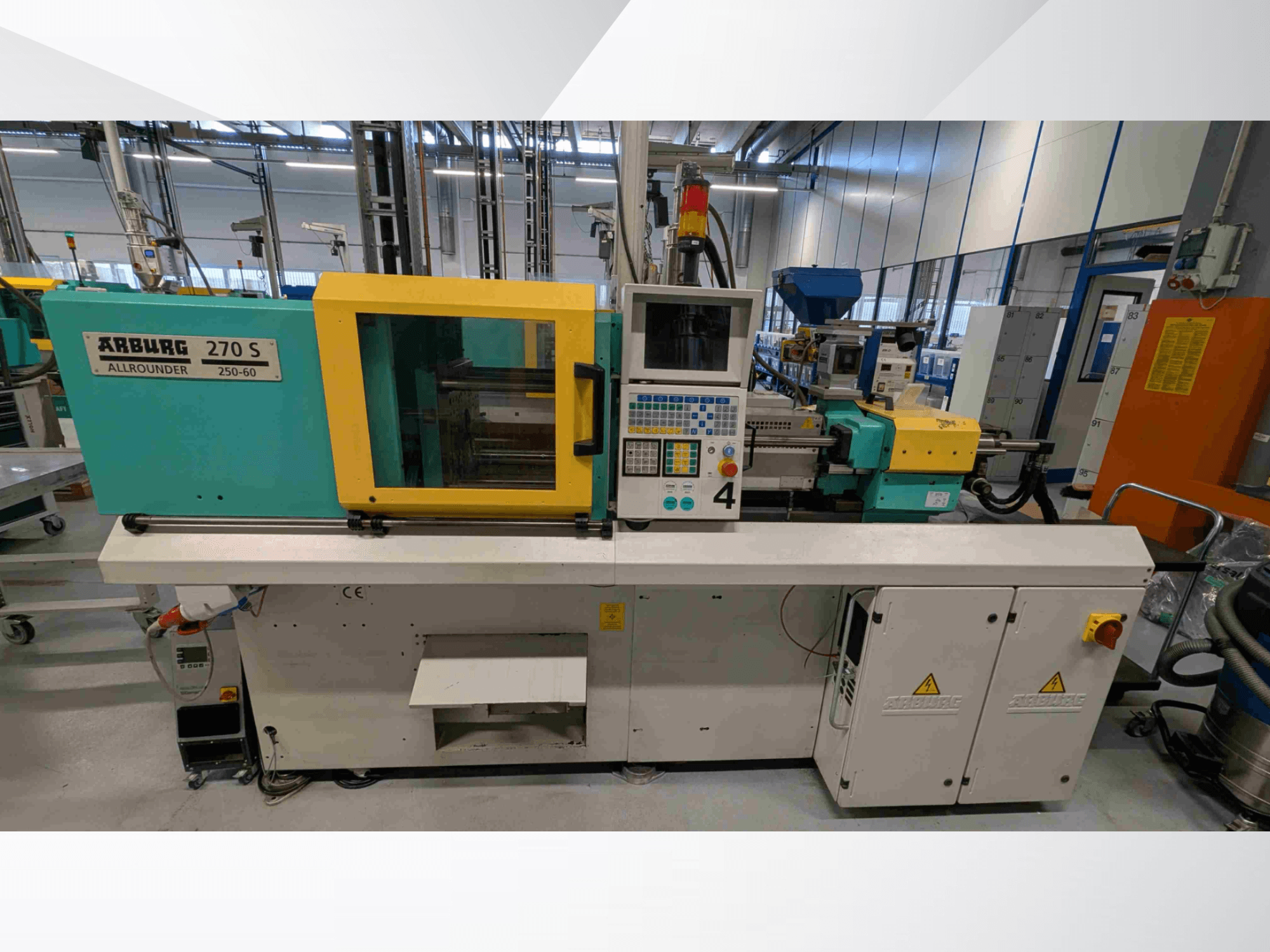 Machine de moulage par injection hydraulique Arburg 270 S 400-60, vue de face, avec le panneau de commande et les dispositifs de sécurité.