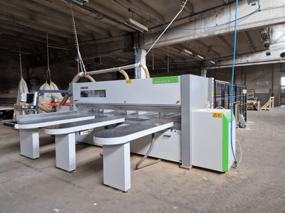 Scie à panneaux Biesse Selco WNT 6 en configuration d'usine, vue de face montrant les lames connectées et le panneau de commande.