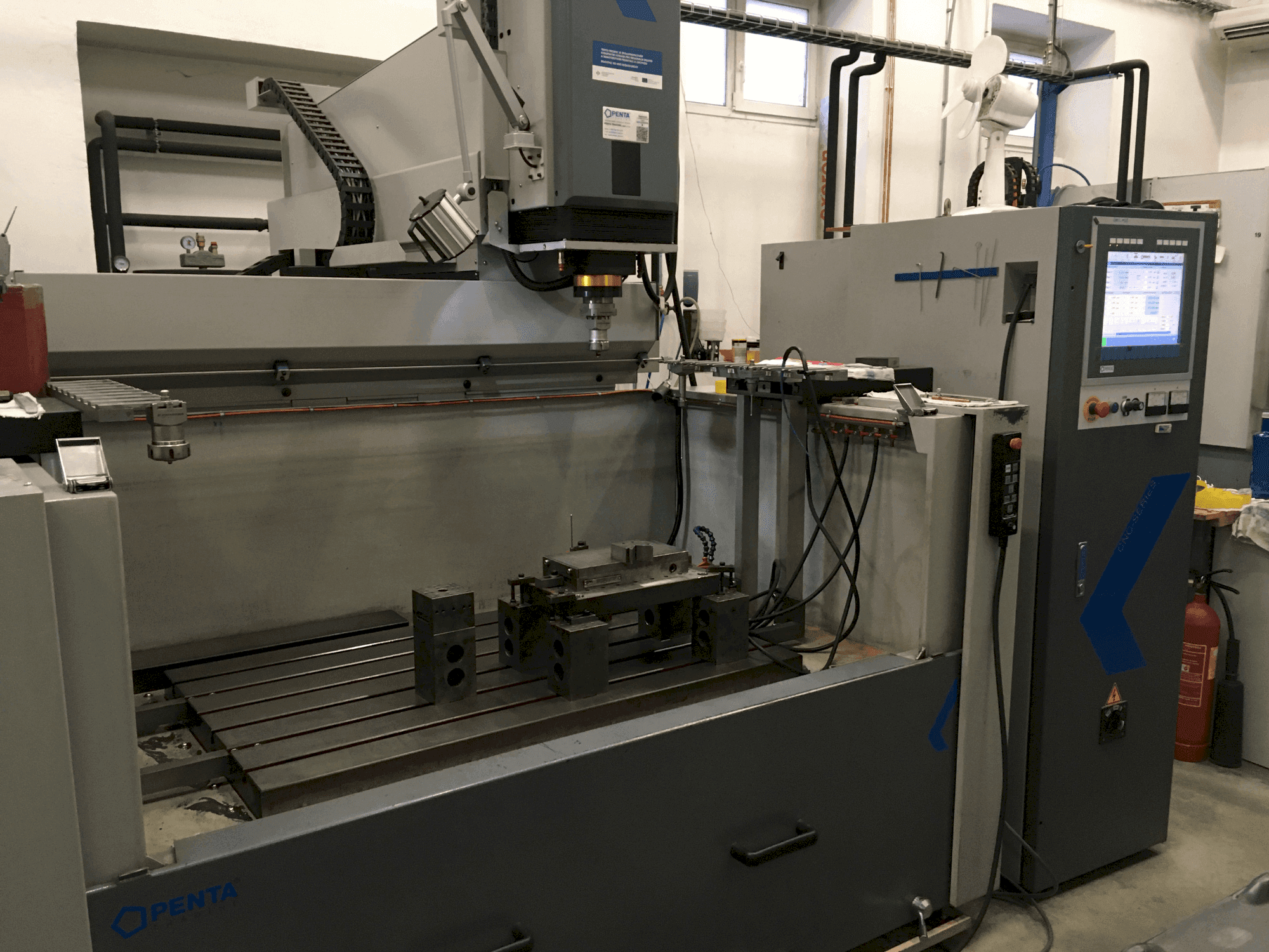 Vue de face de la machine PENTA 1060 CNC