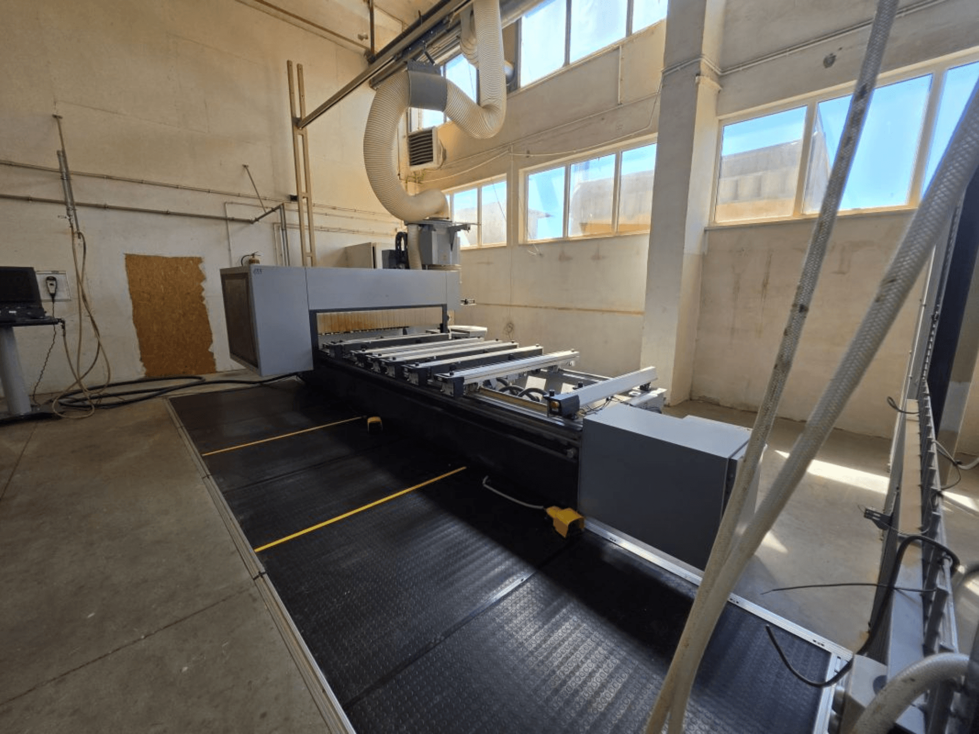 Centre d'usinage CNC FORMAT4 PROFIT H350 16.30 vu de côté, avec un design épuré et un espace de travail opérationnel.