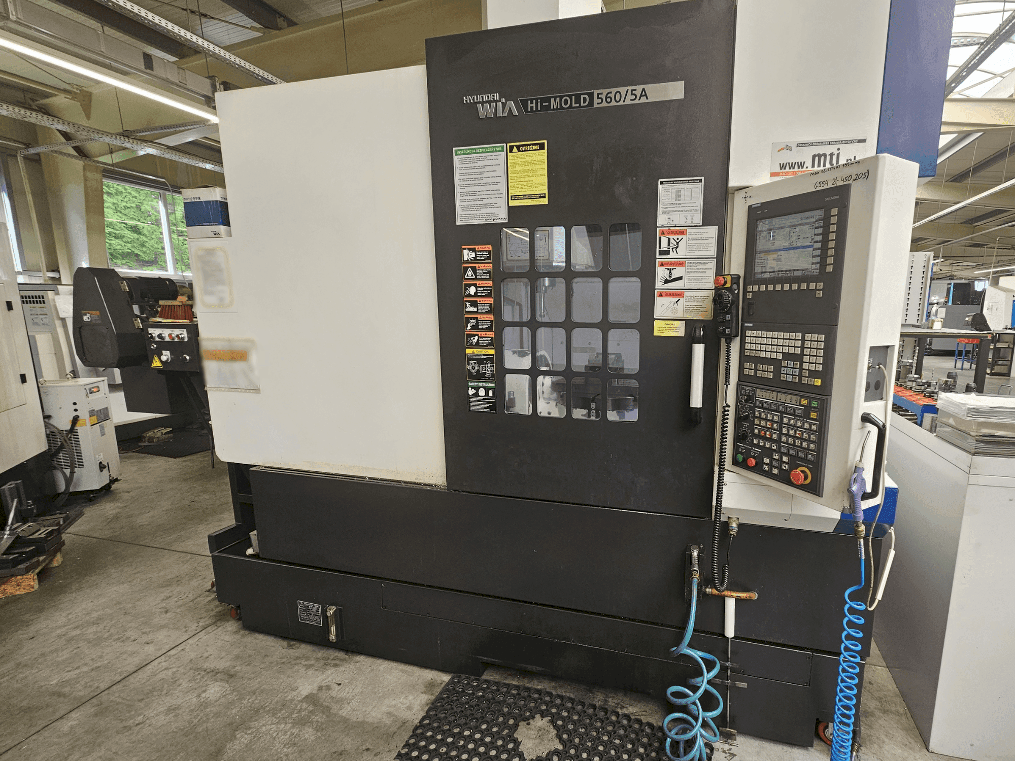 Vue de face de la machine Hyundai Wia Hi-MOLD 560/5A