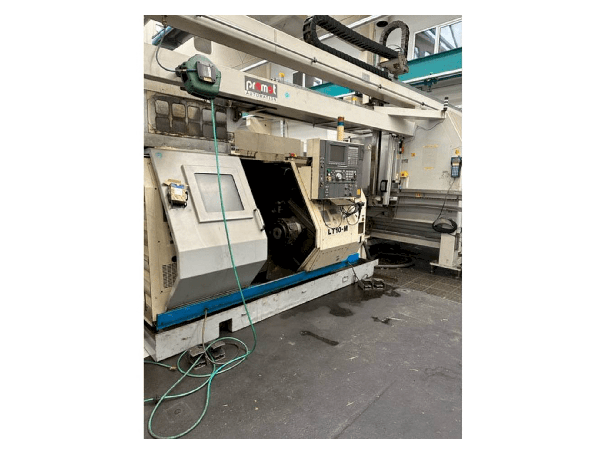 Vue de face de la machine Okuma LT10