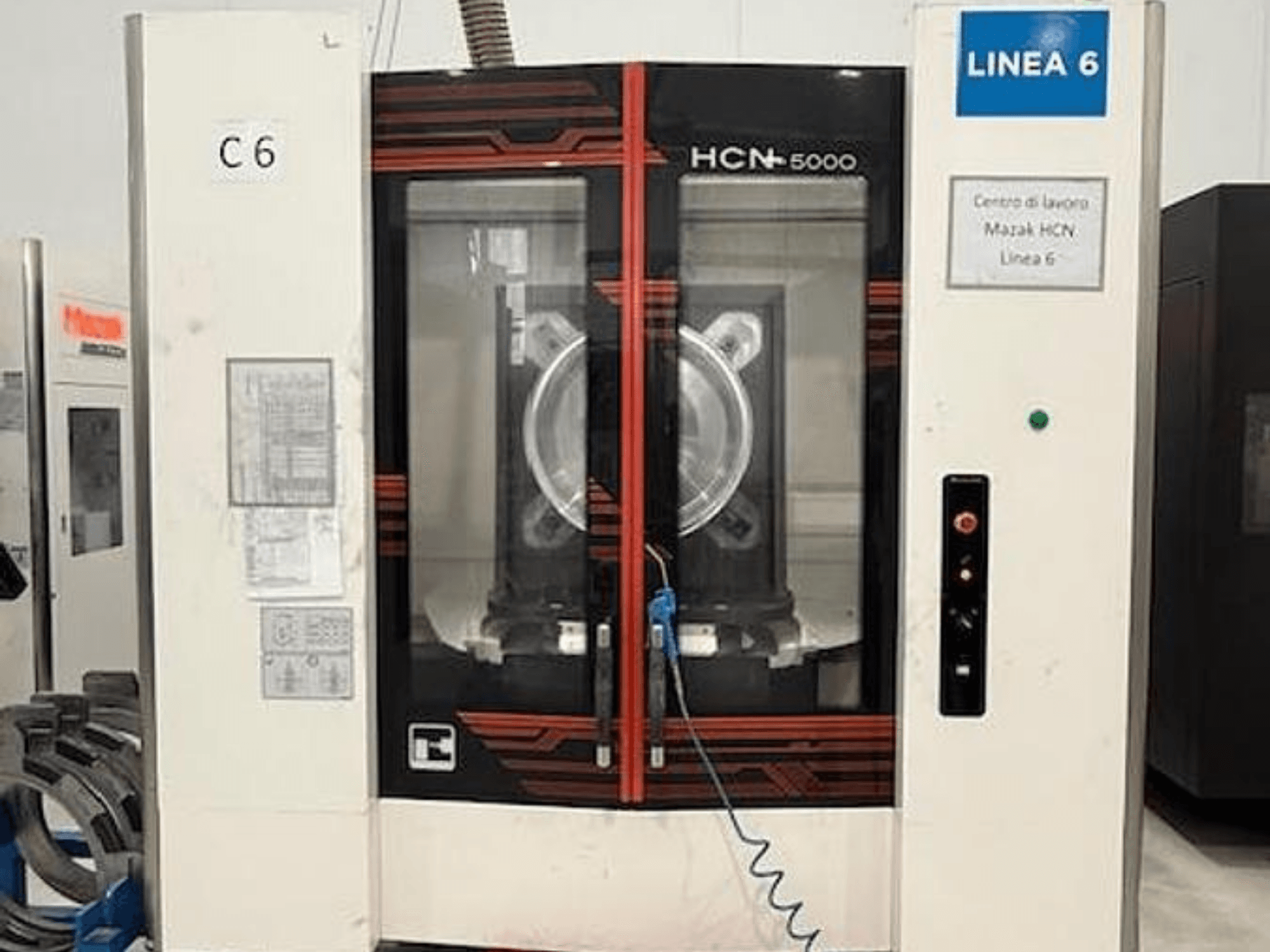 Centre d'usinage horizontal Mazak HCN-5000 : vue de face montrant le panneau de commande, la grande zone de broche et les détails de l'espace de travail.
