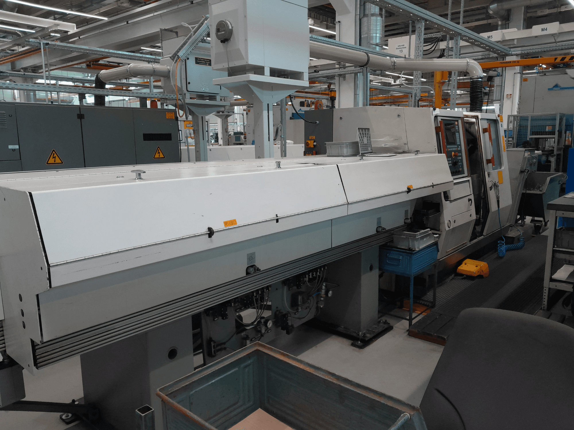 Tour horizontal TRAUB TNA 300, vue de face ; il se caractérise par un design épuré, un panneau de commande et un espace de travail opérationnel.