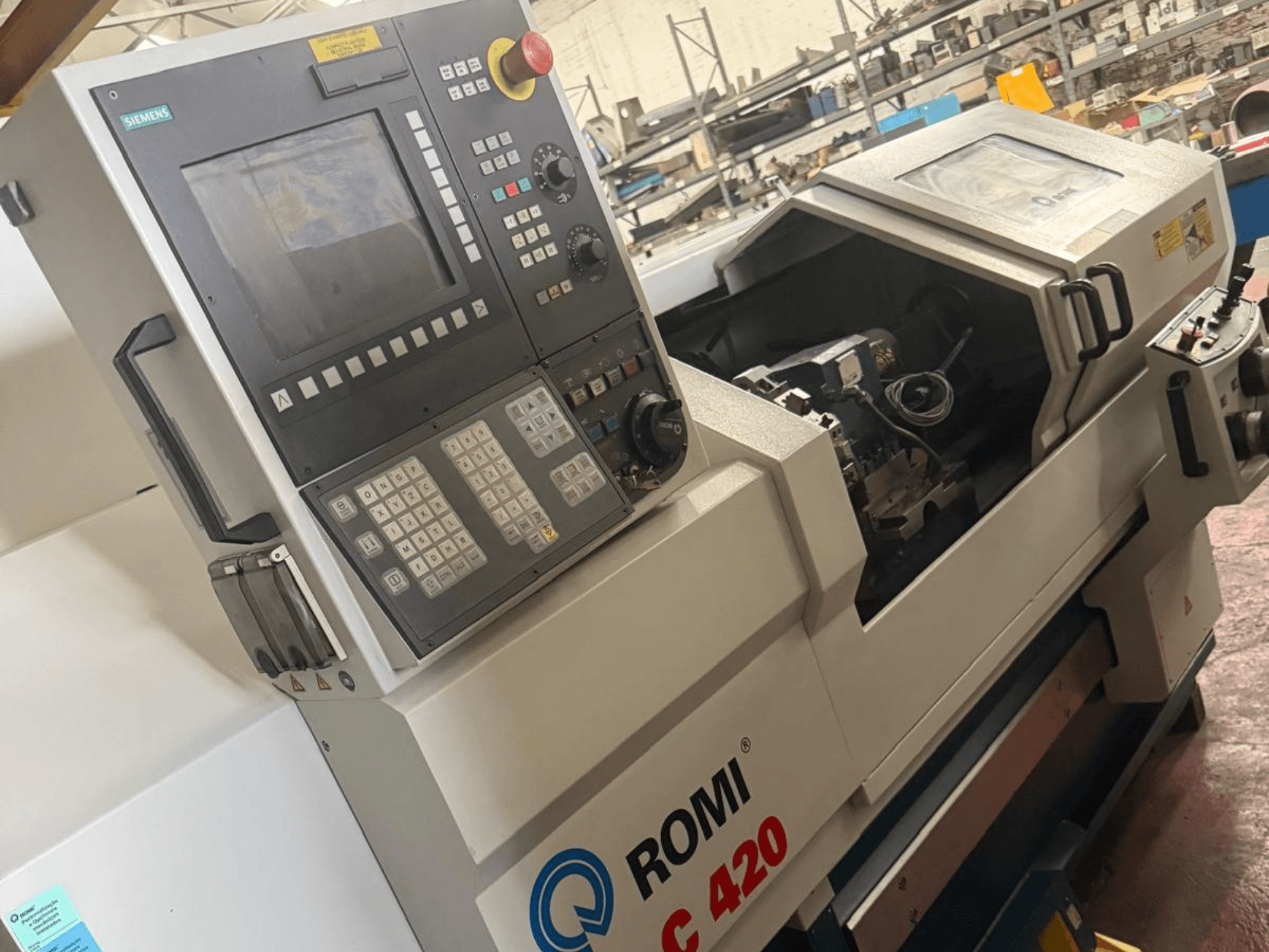 Tour horizontal Romi C420 avec panneau de commande Siemens, vue latérale montrant la conception et les commandes complexes.