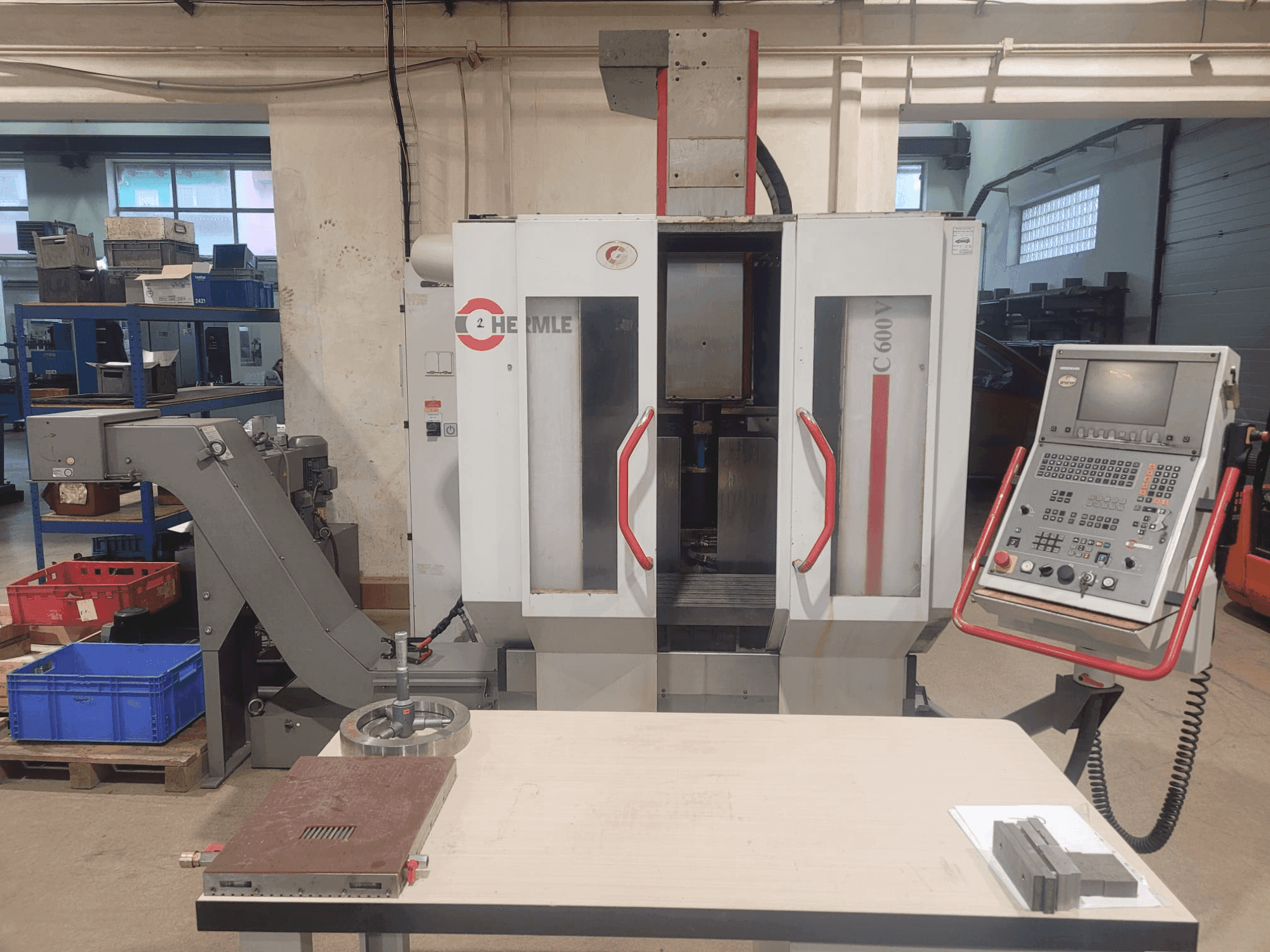 Vue de face de la machine HERMLE C 600 V