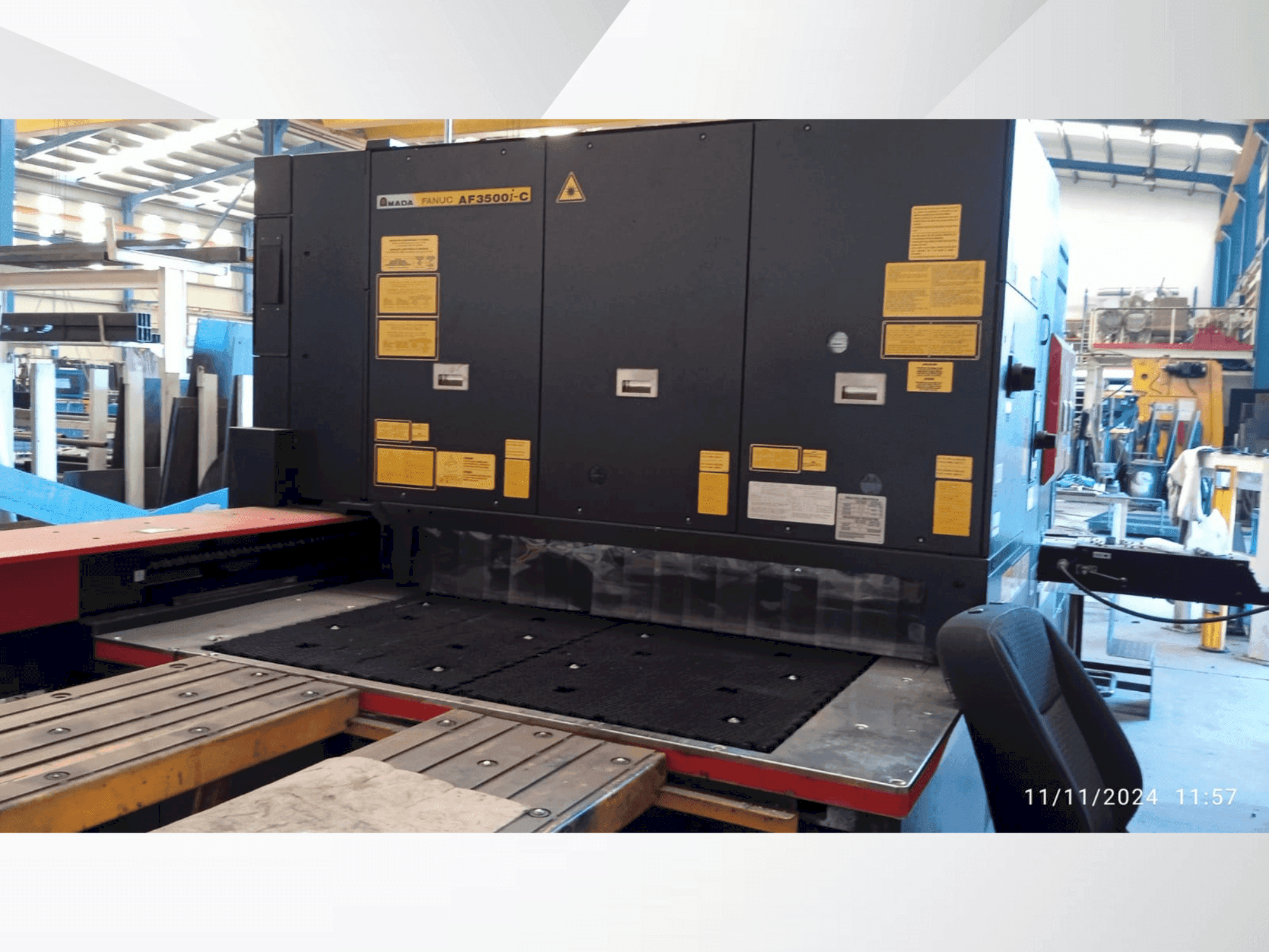 Vue de face de la machine AMADA LC 2415αV