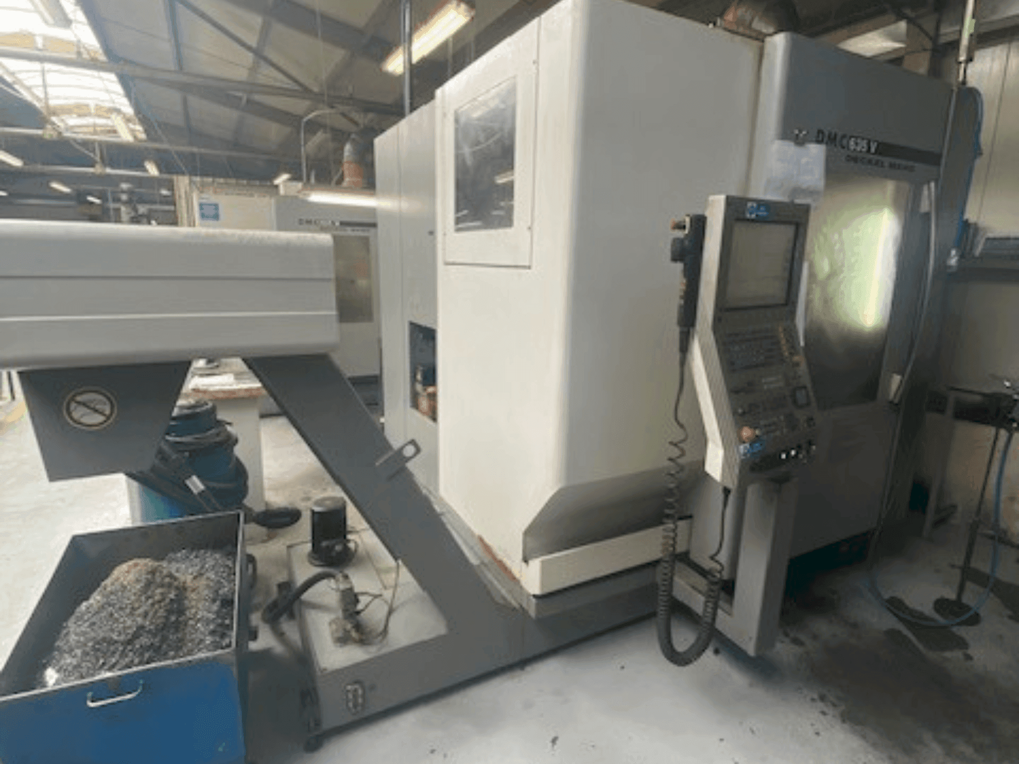 Vue de face de la machine DMG DECKEL MAHO DMC 635V
