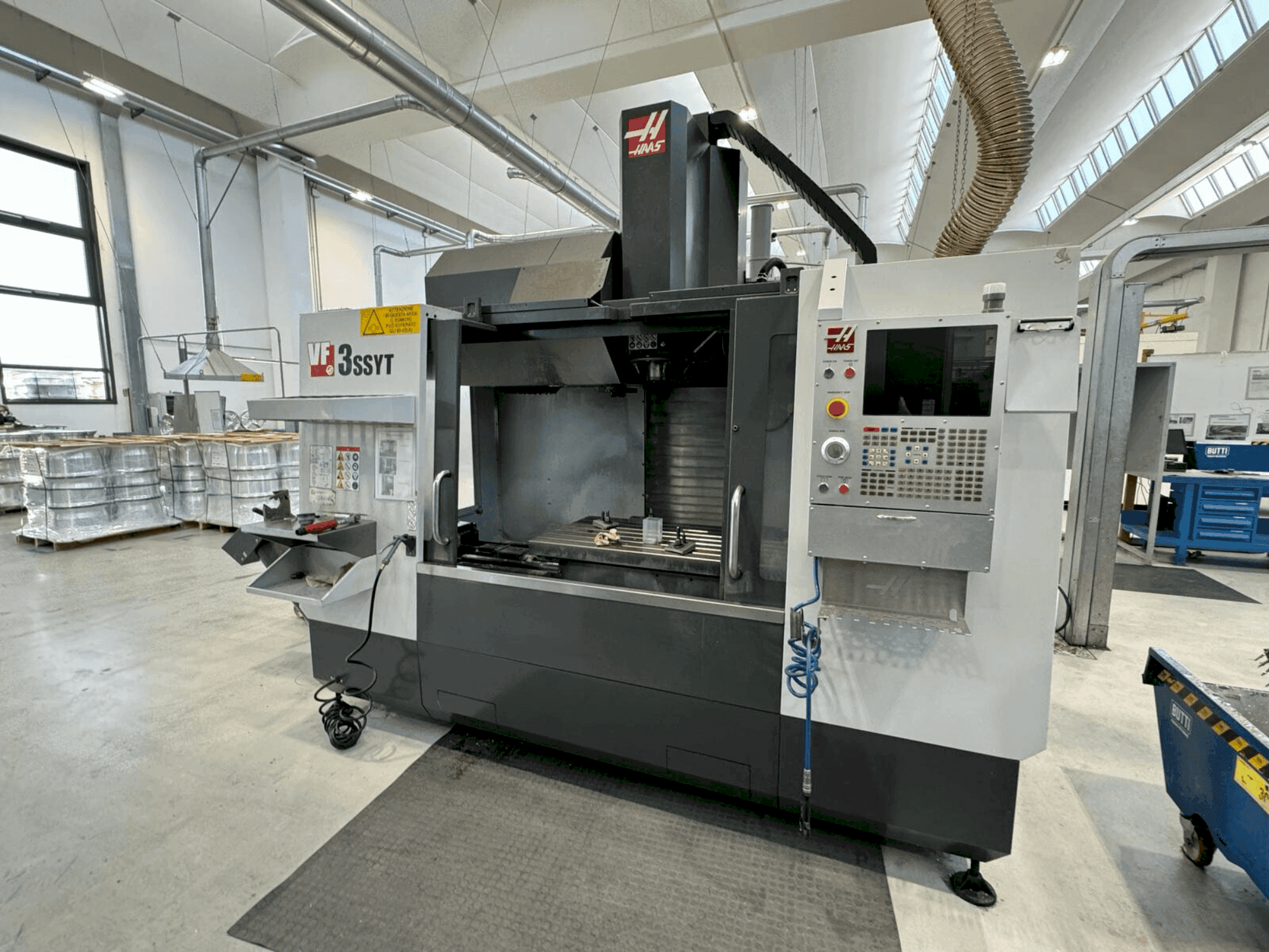 Vue de face de la machine HAAS VF-3SSYT