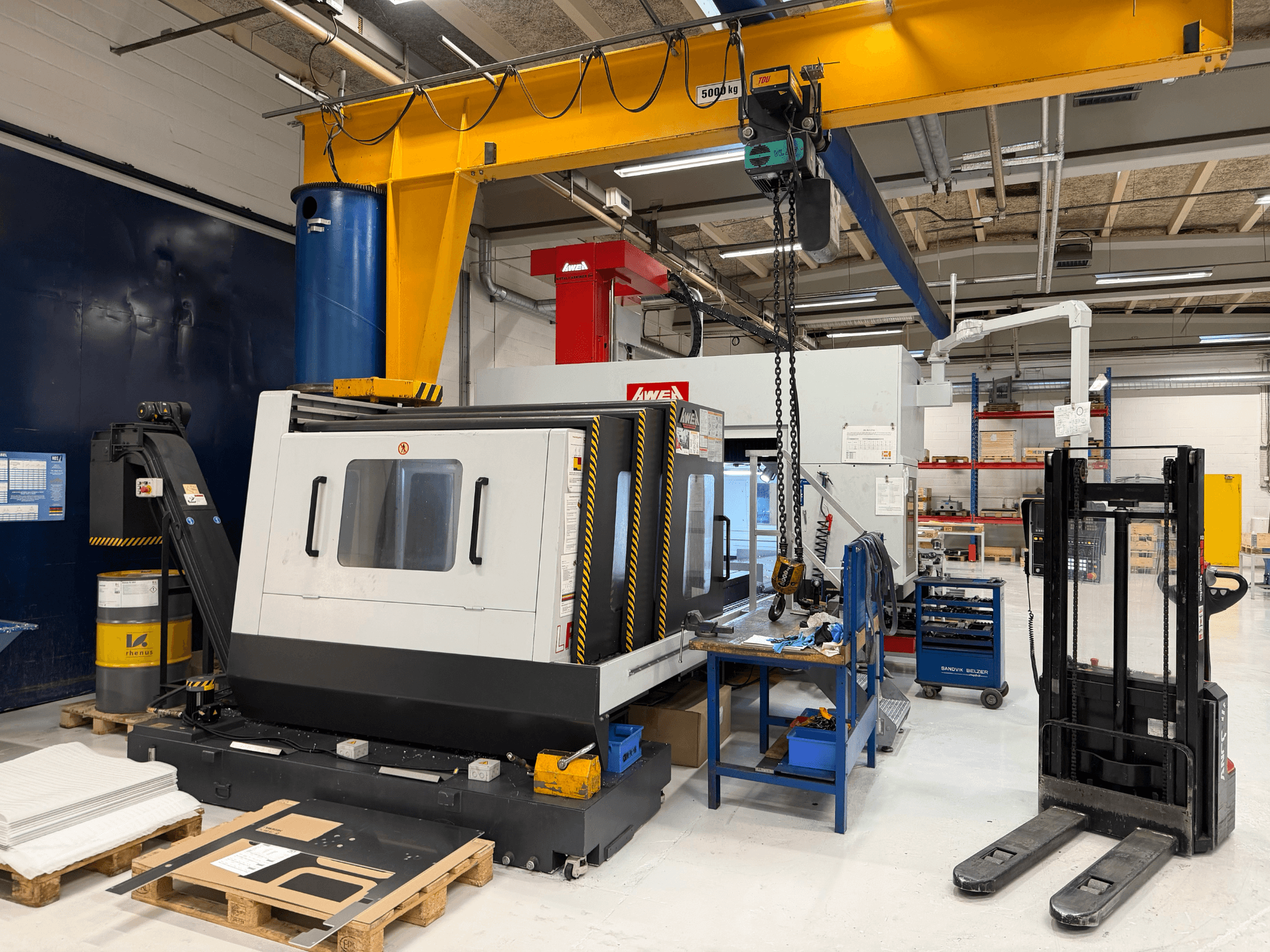 Fraiseuse à portique AWEA LP3016YF, vue de face, avec outils, réservoir bleu et espace de travail en arrière-plan.