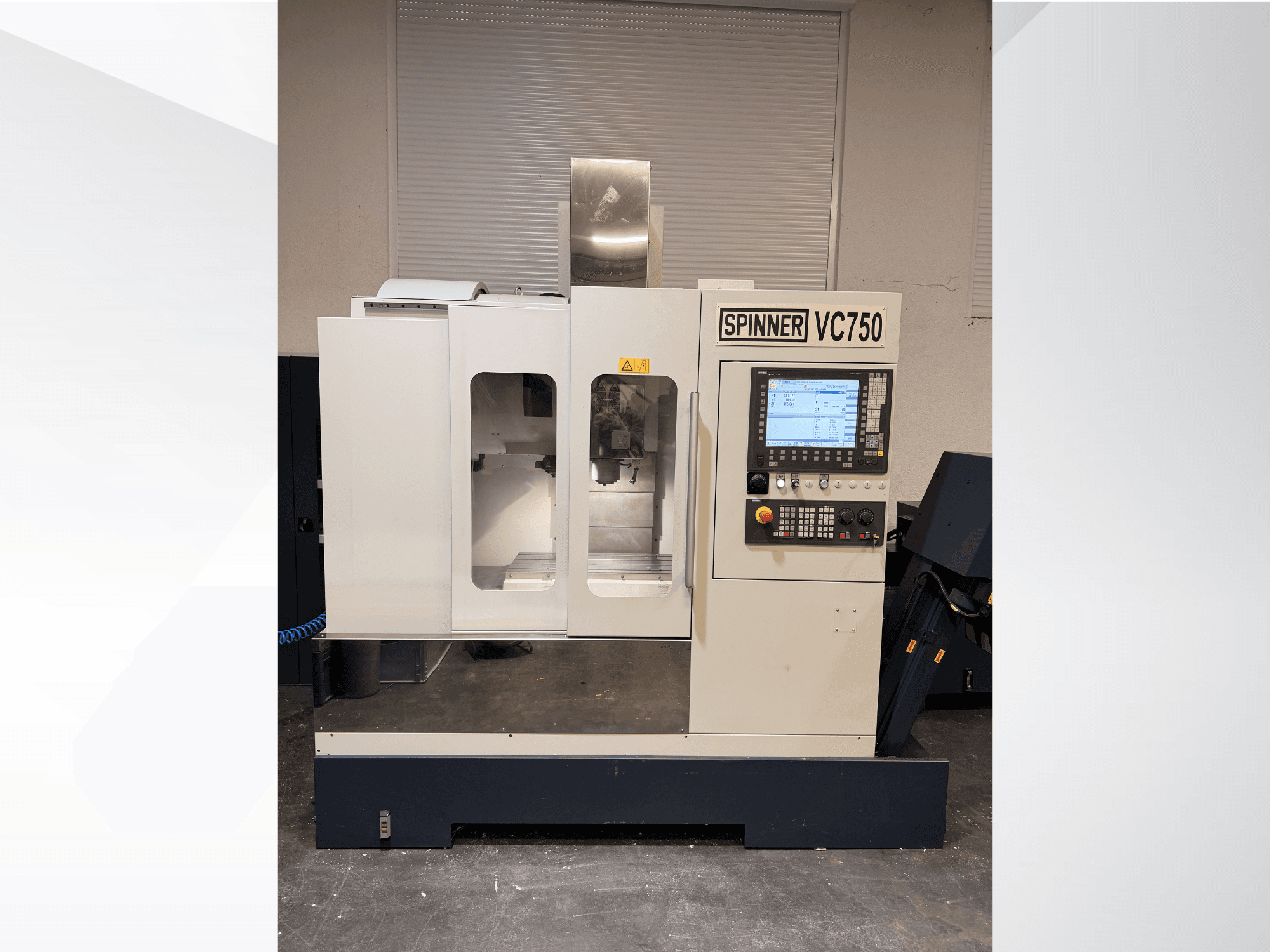 Machine CNC Spinner VC750 vue de face, avec panneau de commande, zone d'usinage et système de refroidissement.
