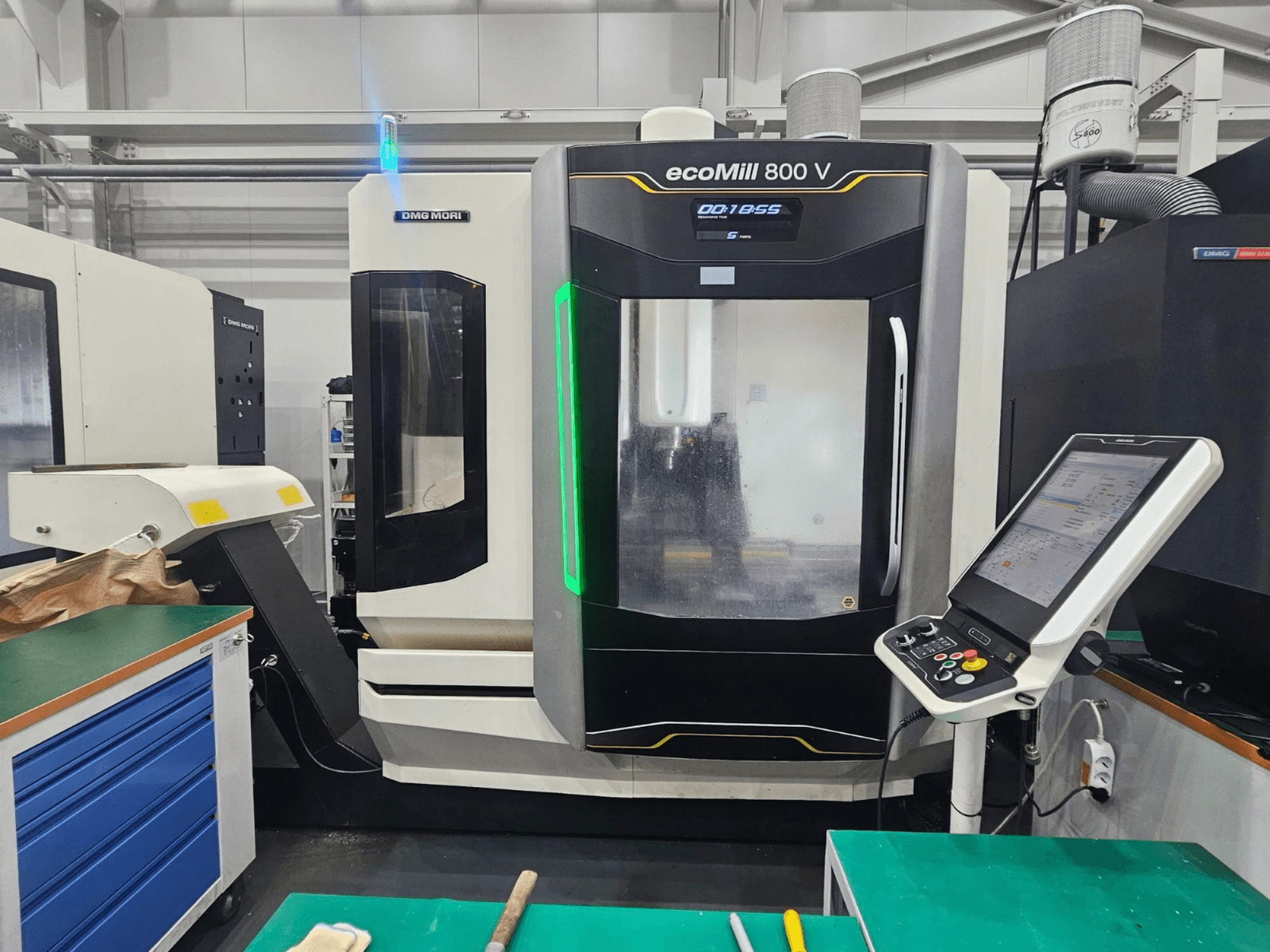 Centre d'usinage vertical DMG MORI ecoMill 800 V, vue de face montrant le panneau de commande et les détails de la machine.