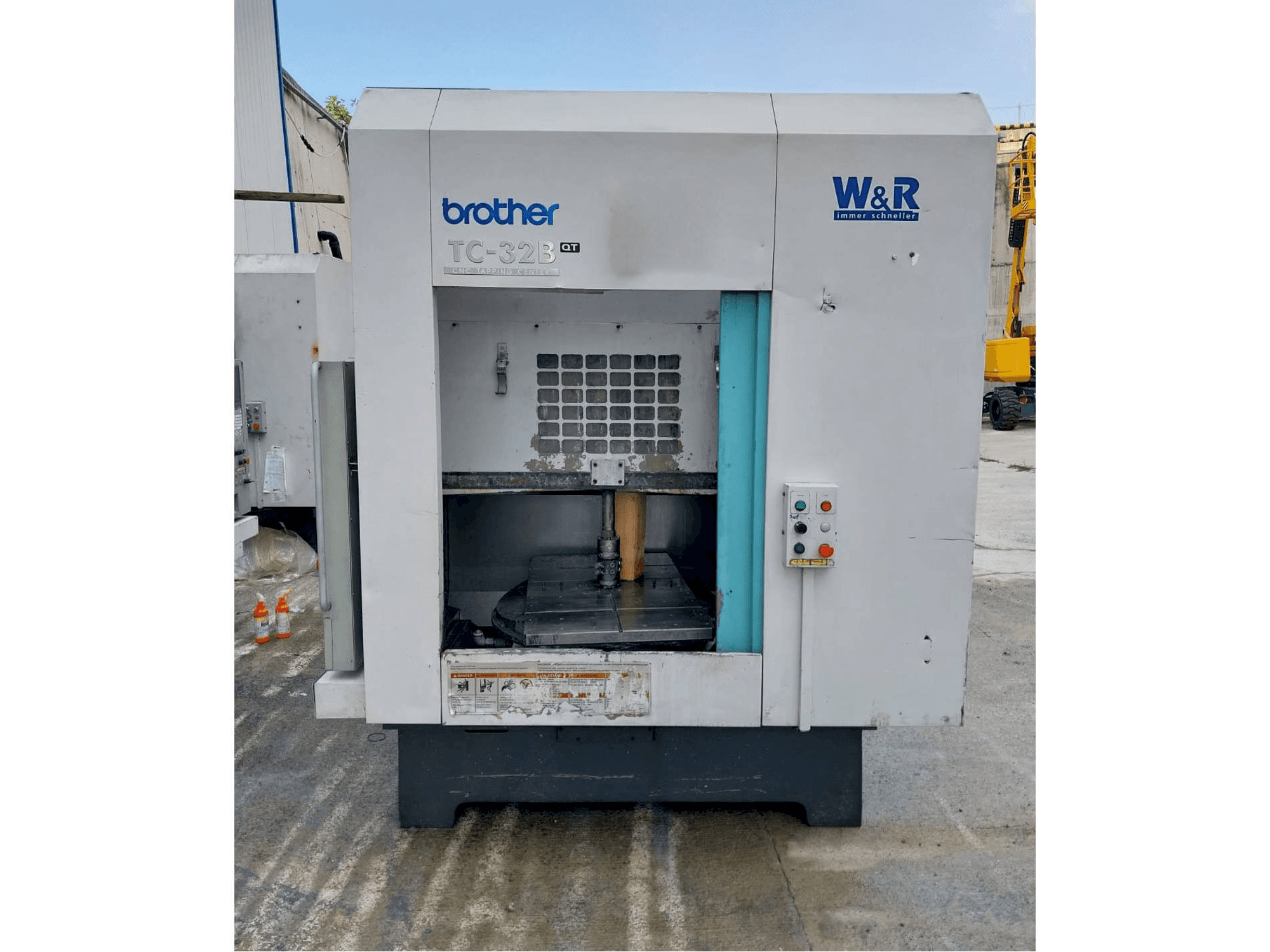 Vue de face de la machine Brother TC 32 B-QT