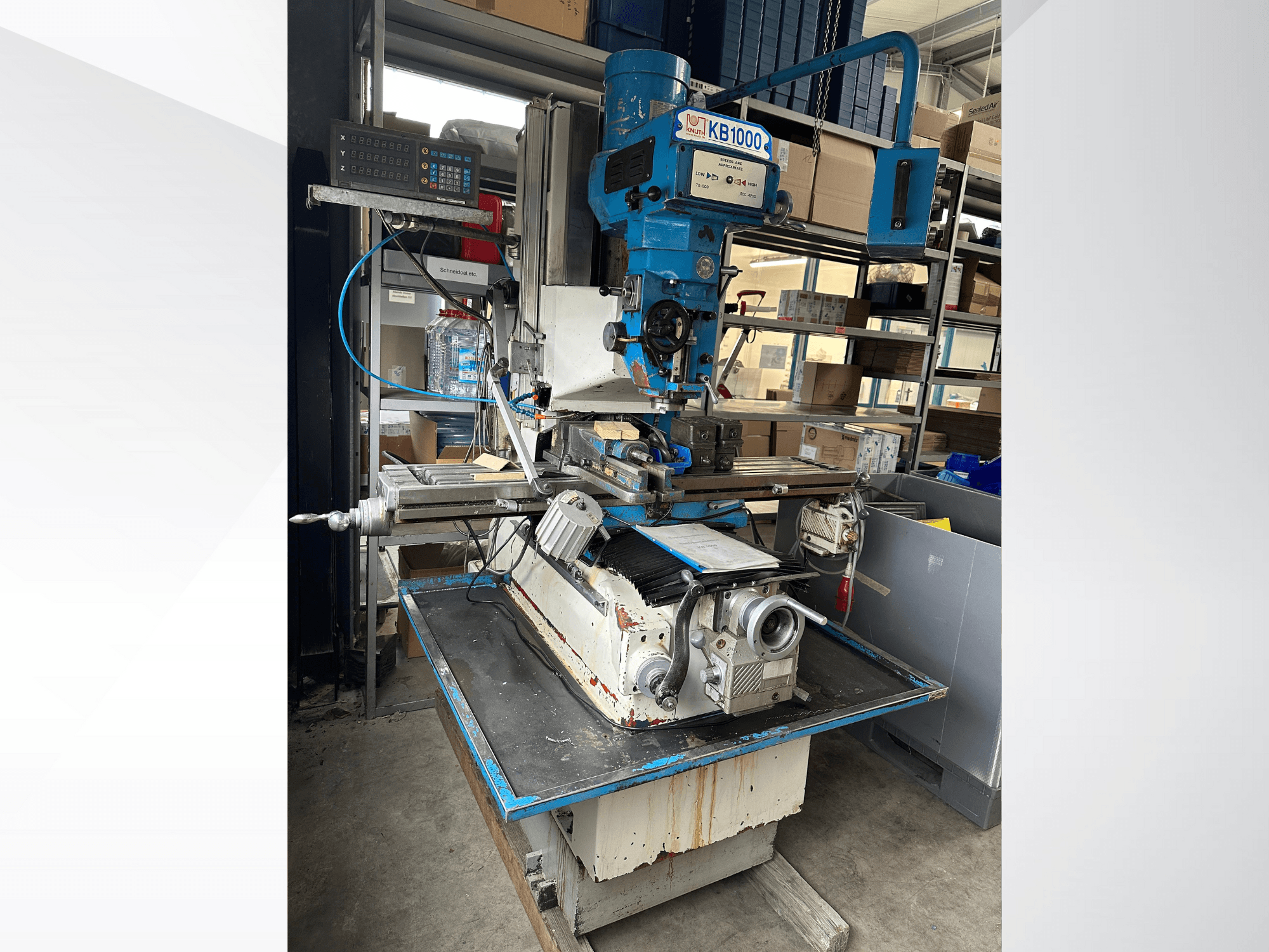 Fraiseuse verticale KB1000 avec affichage numérique, vue latérale montrant la table, la broche et le porte-outil.