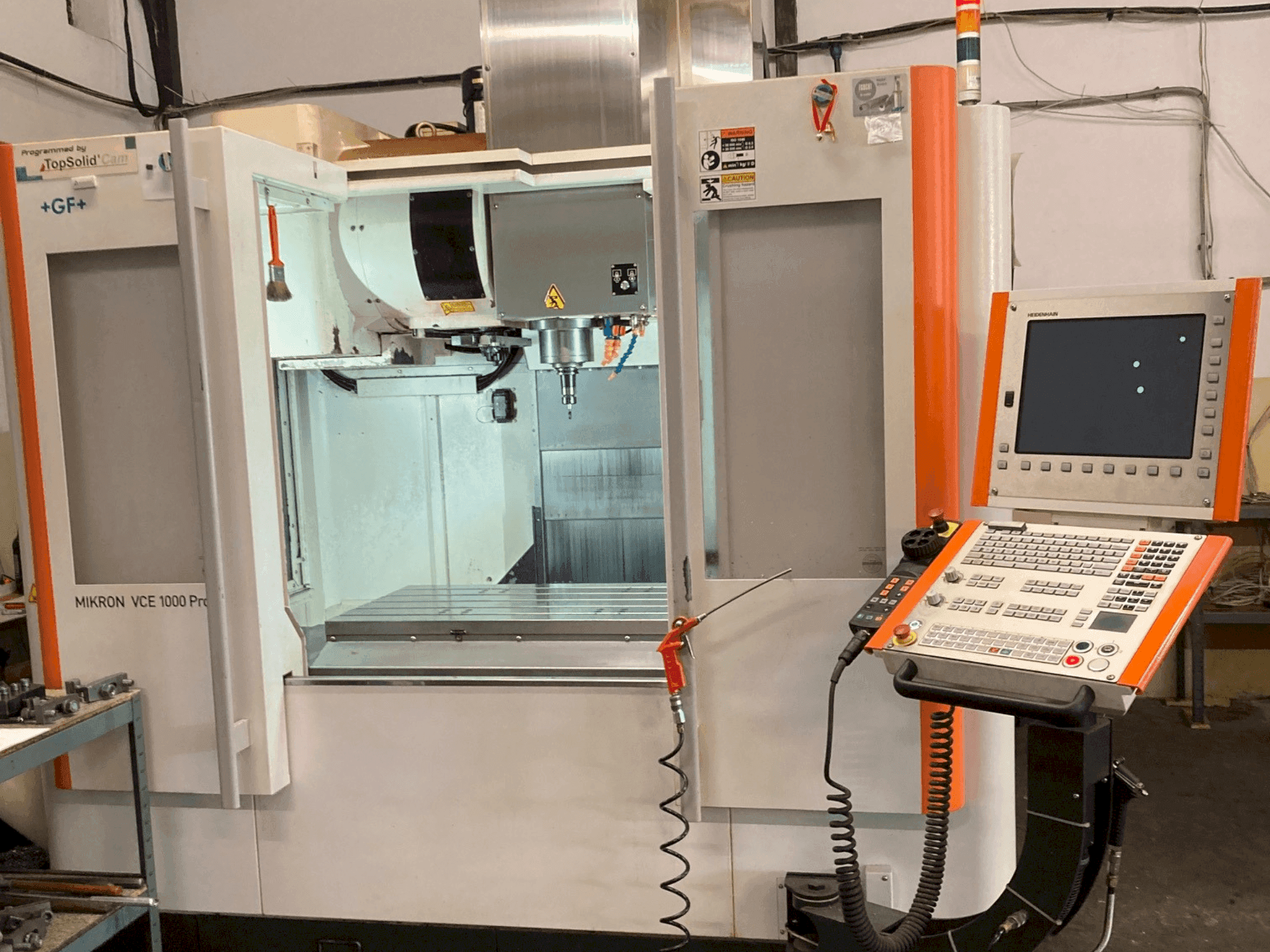 Vue de face de la machine +GF+ Mikron VCE 1000 Pro