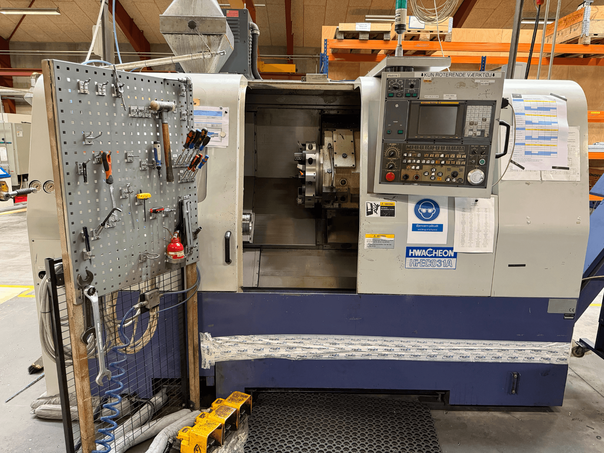Tour horizontal HWACHEON HiEco-31A équipé d'un panneau de commande, d'outils placés sur le côté et offrant une excellente visibilité sur l'intérieur de la machine.