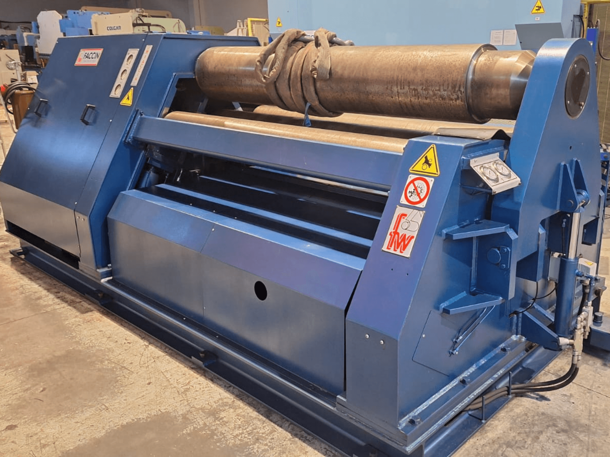 Cintreuse à rouleaux FACCIN 4HEL 2134 de couleur bleue, vue de face, montrant le panneau de commande et le cylindre métallique cintré posé dessus.