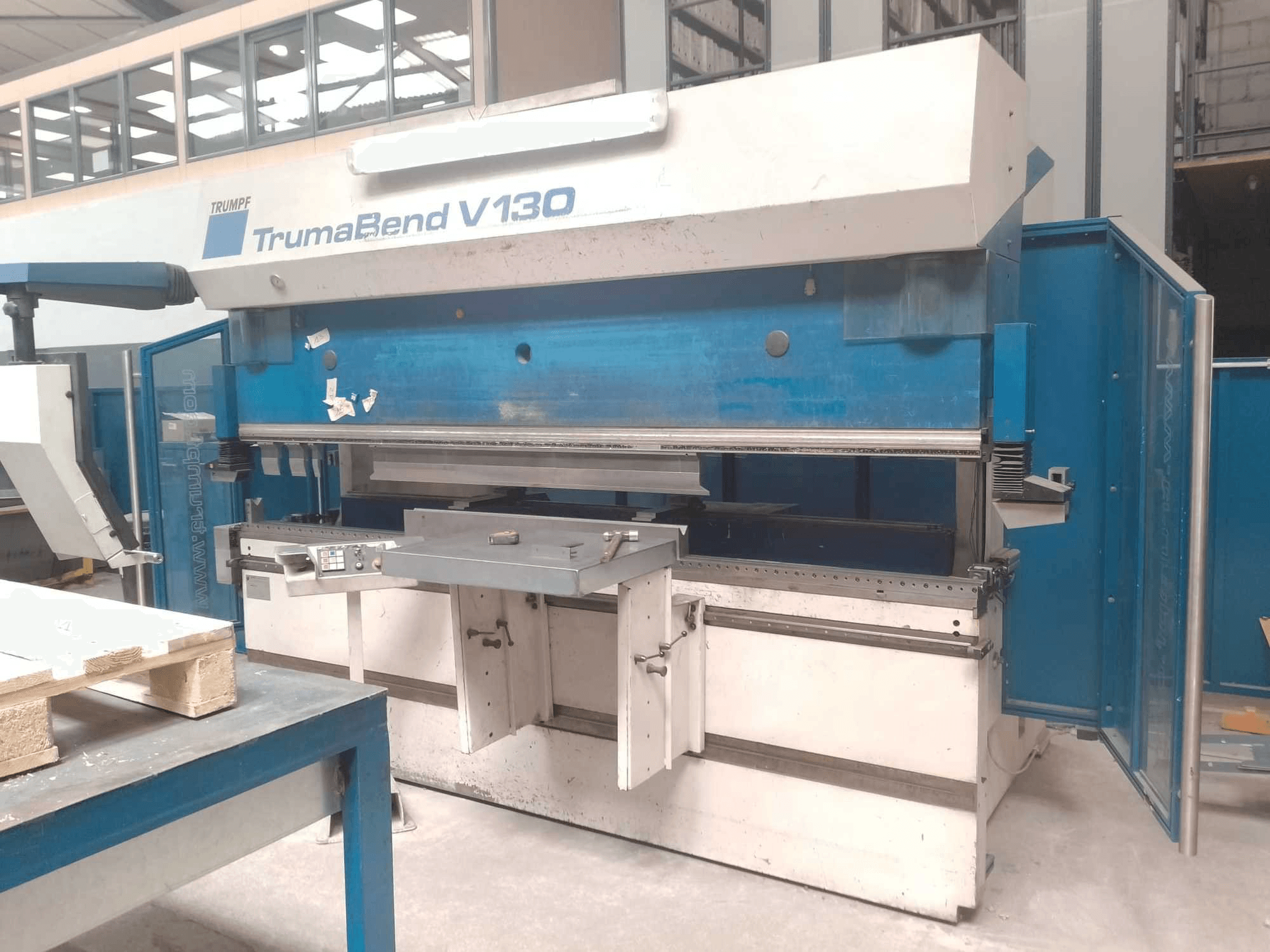 Vue de face de la machine Trumpf Trumabend V130