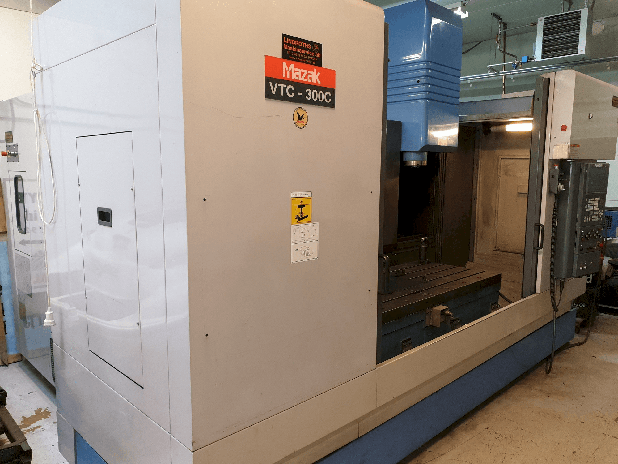 Vue latérale gauche de la machine Mazak VTC-300C