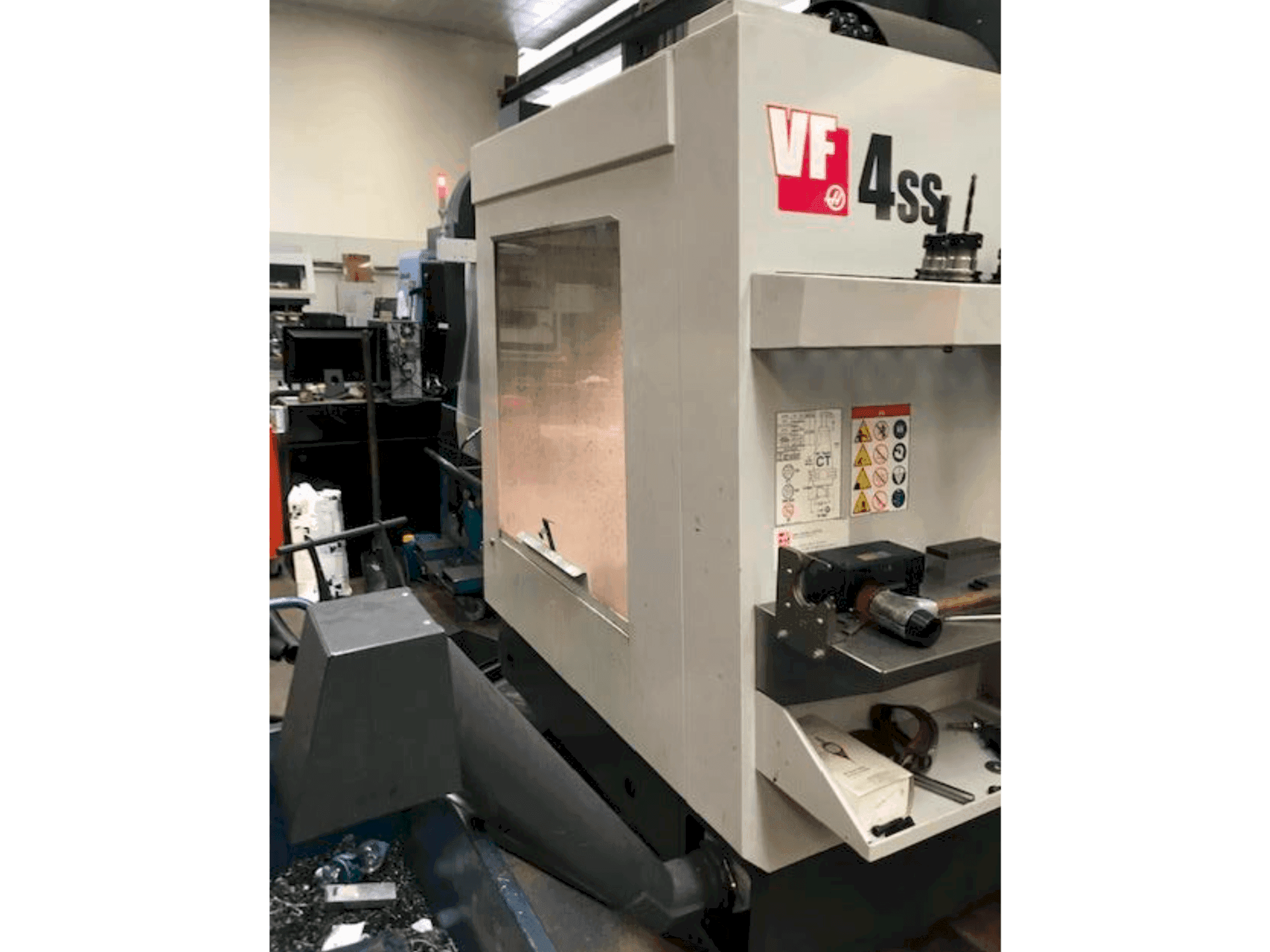 Vue latérale gauche de la machine HAAS VF 4 SS