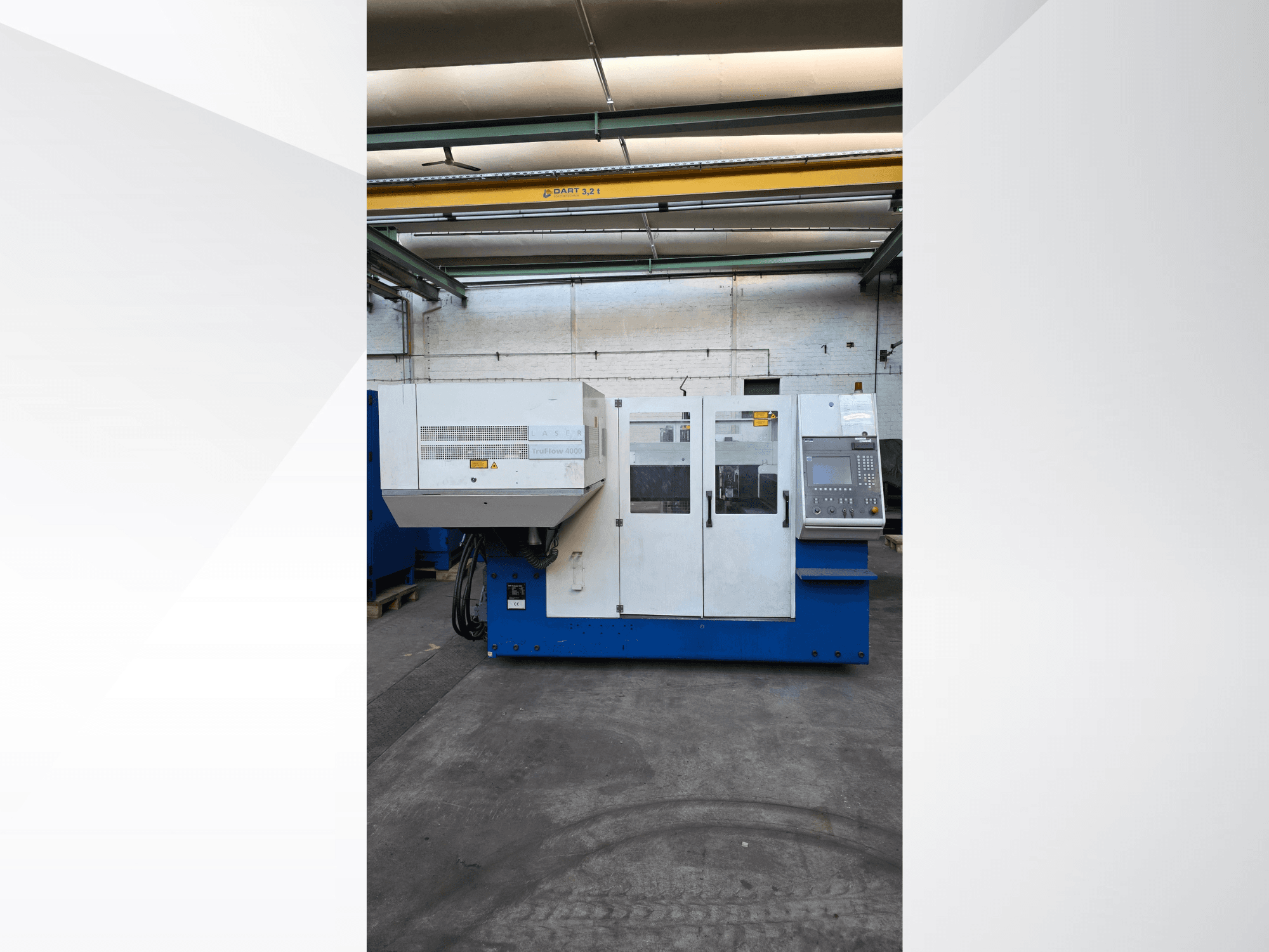 Machine de découpe laser TRUMPF TruLaser 3030 CO2, vue de face, avec panneau de commande et avertissements de sécurité à l'extérieur.