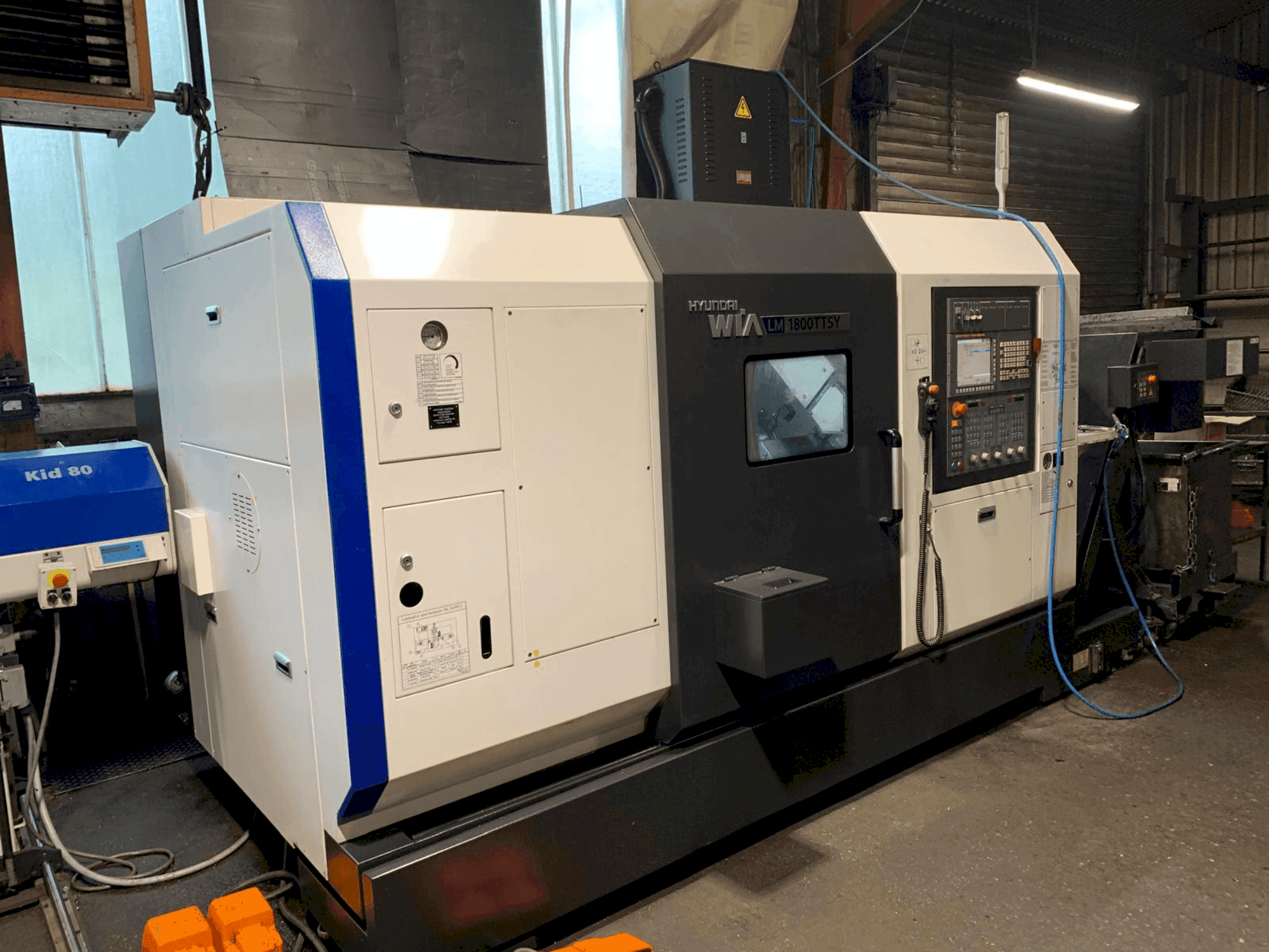 Vue de face de la machine Hyundai Wia LM 1800TTSY