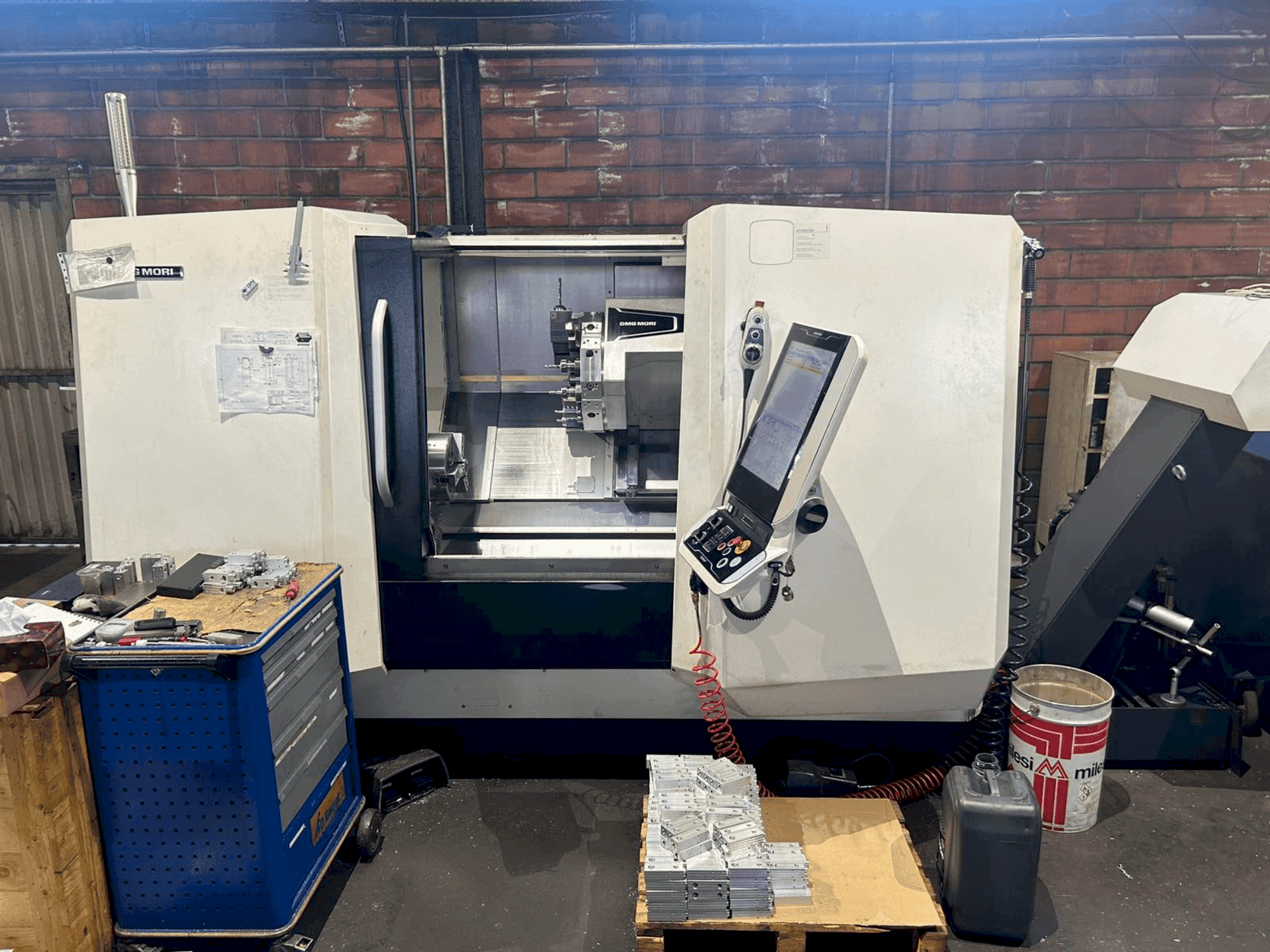 Vue latérale droite de la machine DMG MORI CLX 450 V4