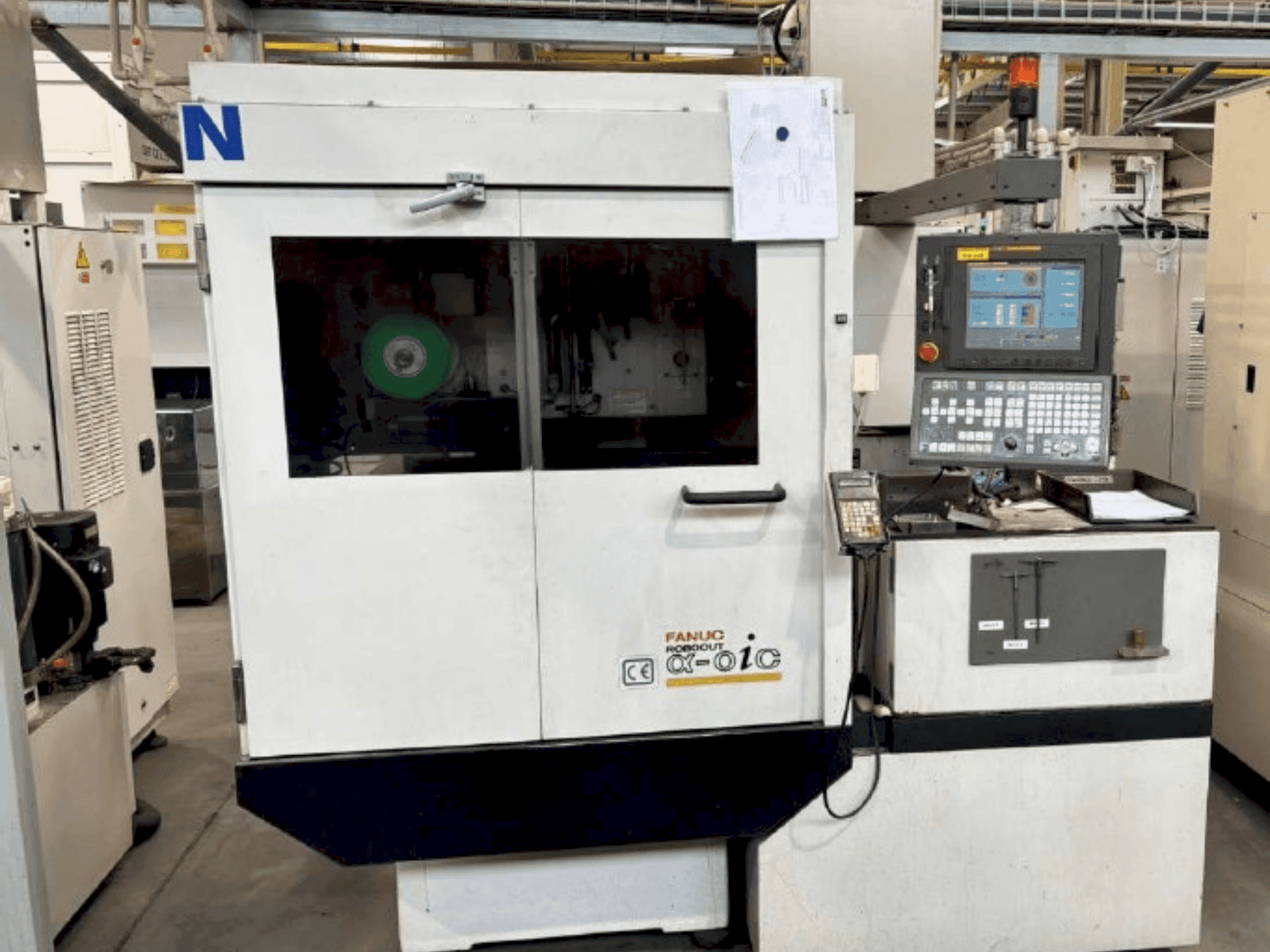 Vue de face de la machine FANUC Robocut alpha-0iC