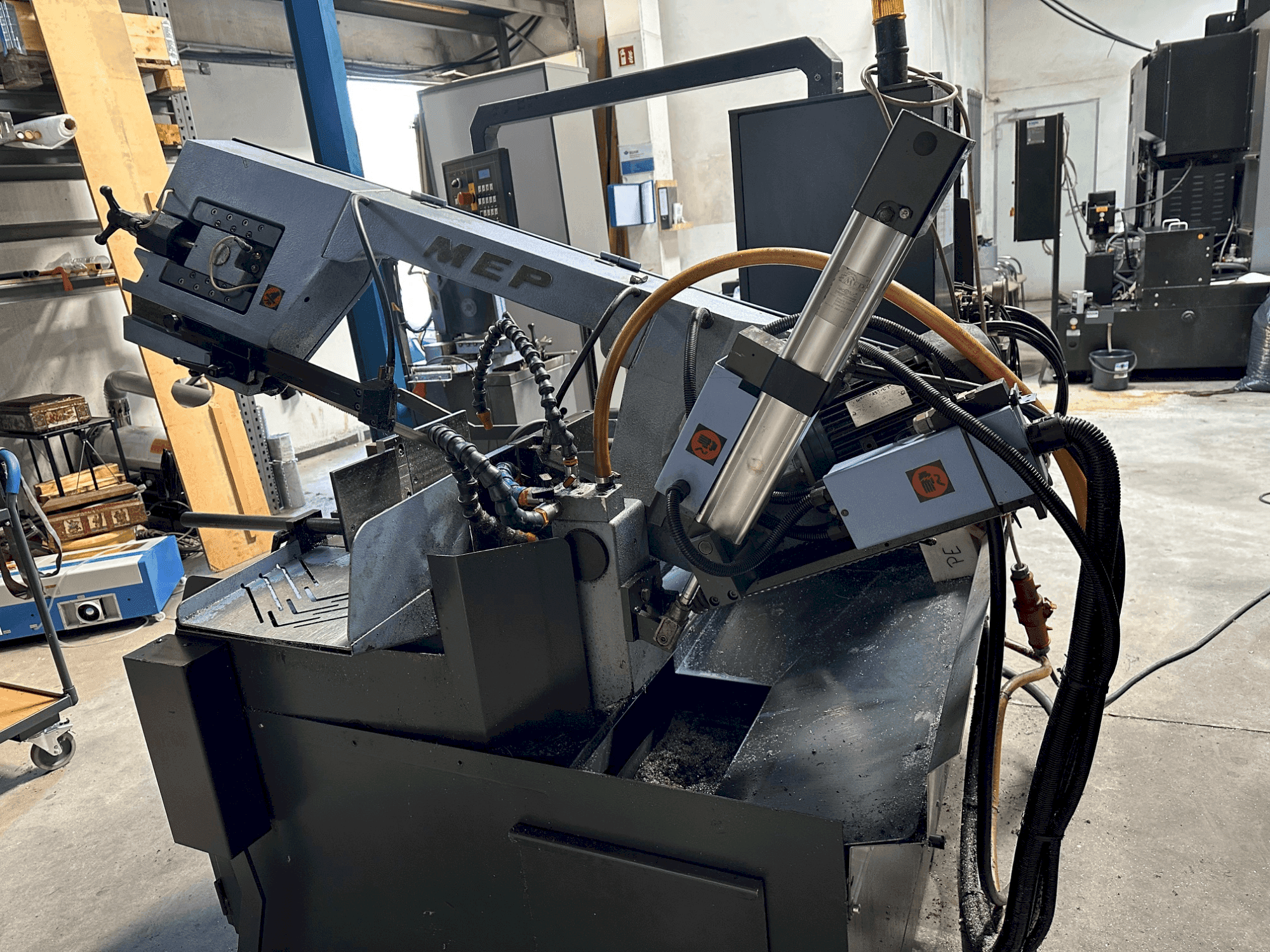 Vue de face de la machine MEP SHARK 330 NC eco