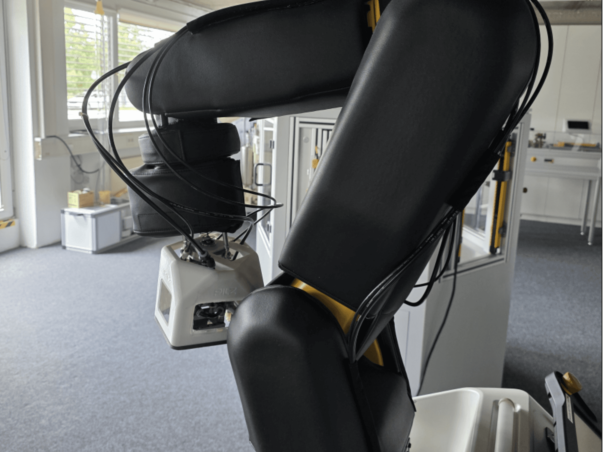Vue latérale du robot collaboratif FANUC LR Mate 200iD/7L, montrant le bras et les capteurs, ainsi que les câbles visibles dans un environnement d'atelier.