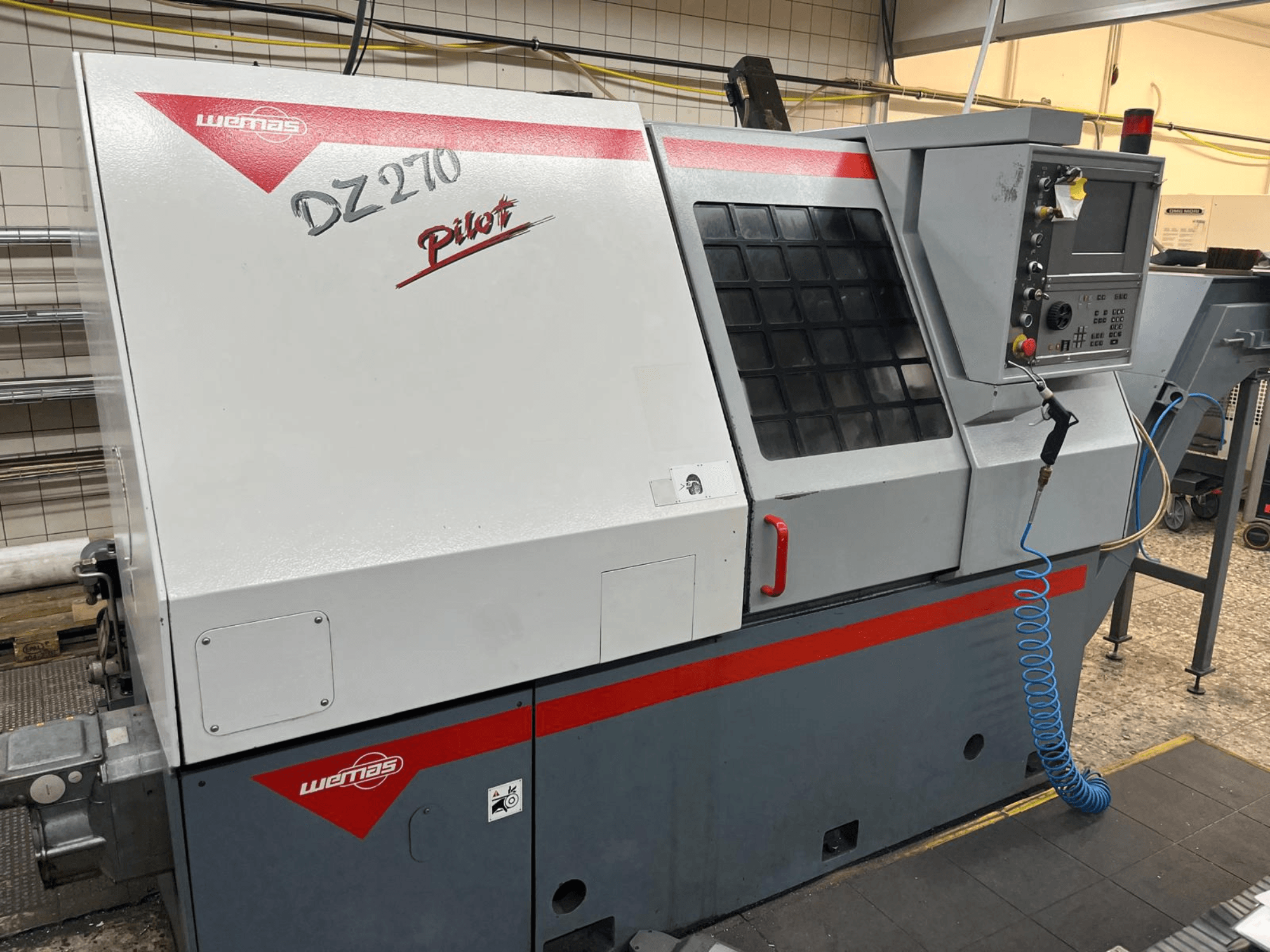 Tour horizontal WEMAS DZ 270 vu de face, avec panneau de commande, ventilation et dispositifs de sécurité.