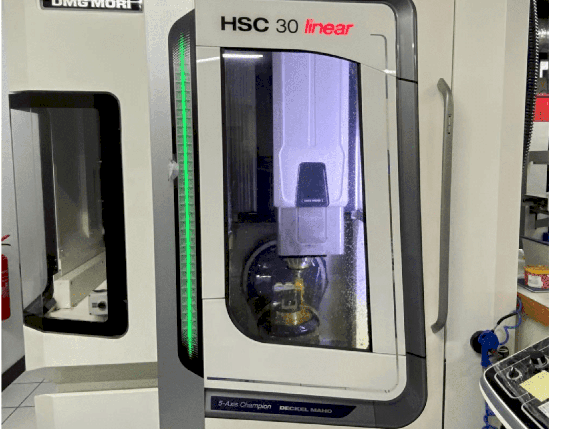 Vue de face de la machine DMG MORI HSC 30 linear