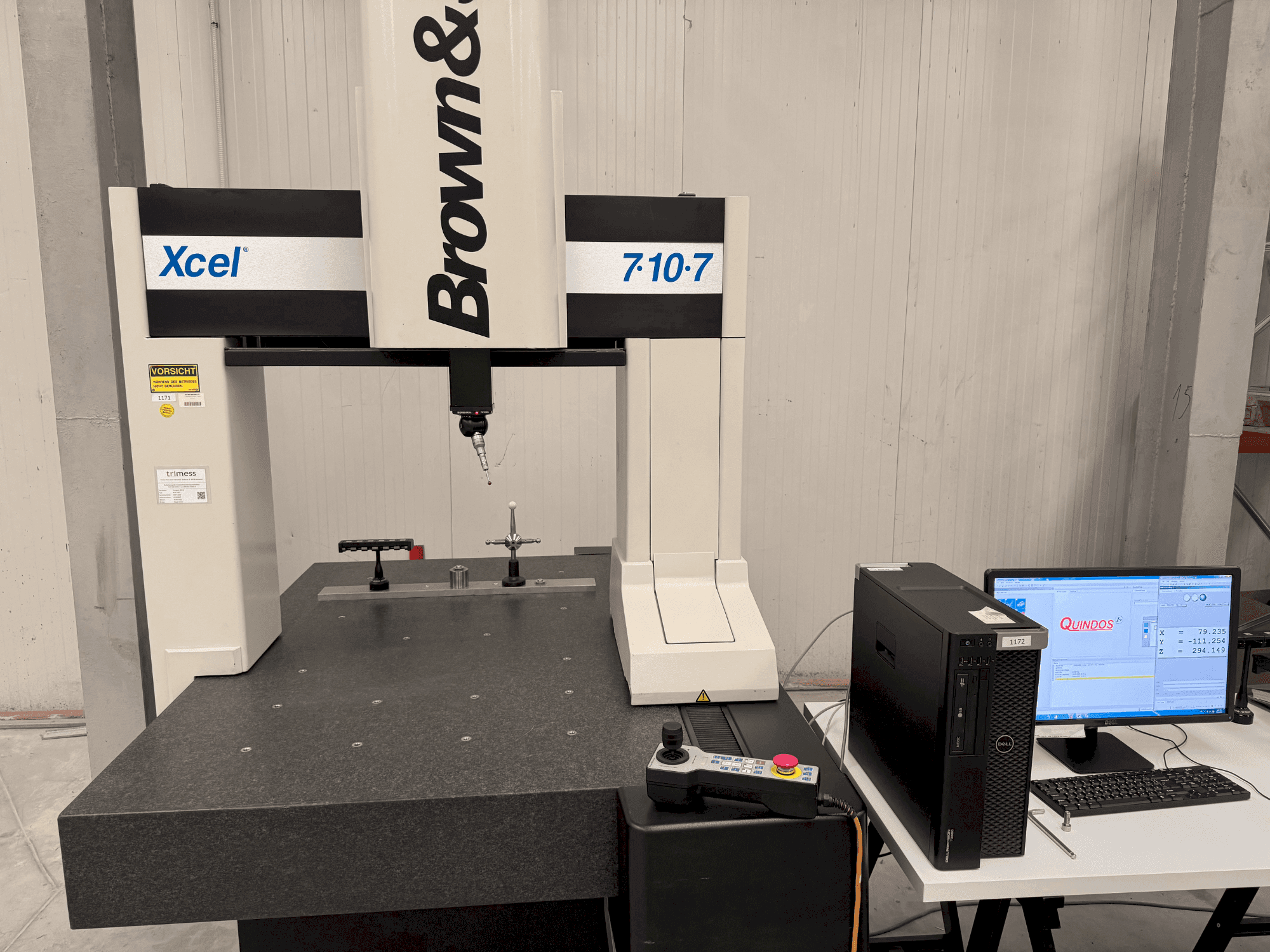 Vue de face de la machine BROWN & SHARPE XCEL 7107