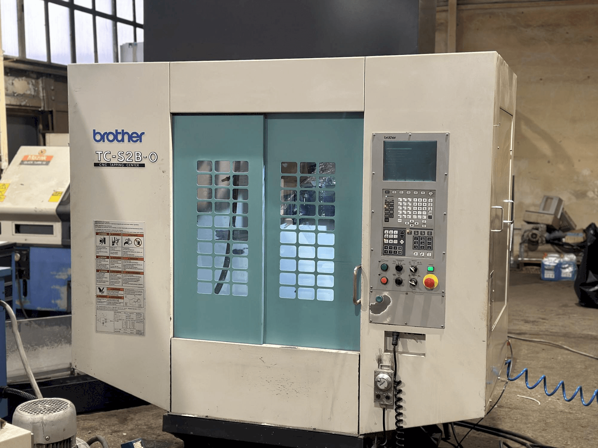 Vue de face de la machine Brother TC-S2B-O
