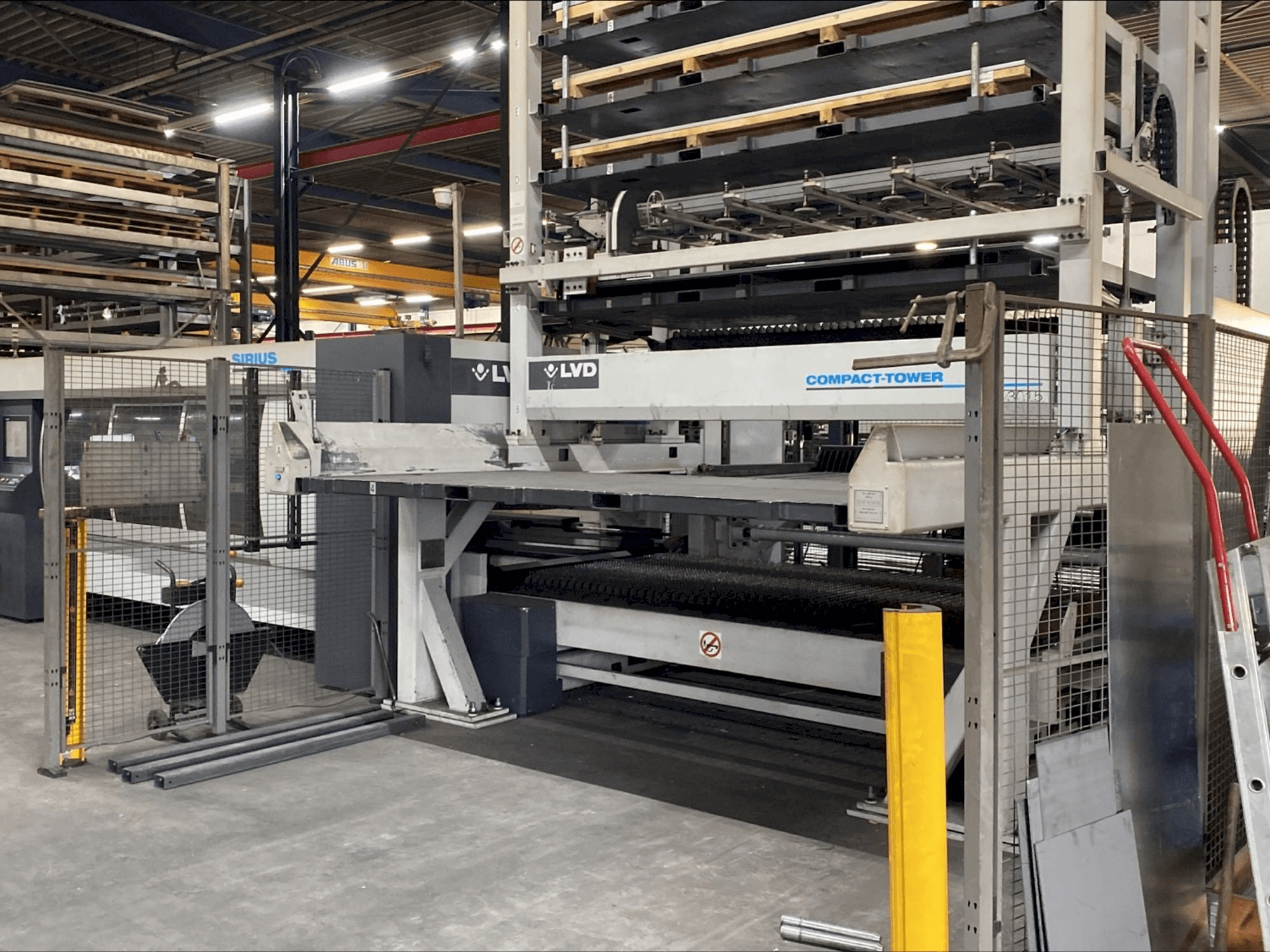 Vue de face de la machine LVD SIRIUS 3015 PLUS + Compact Tower 6 positions