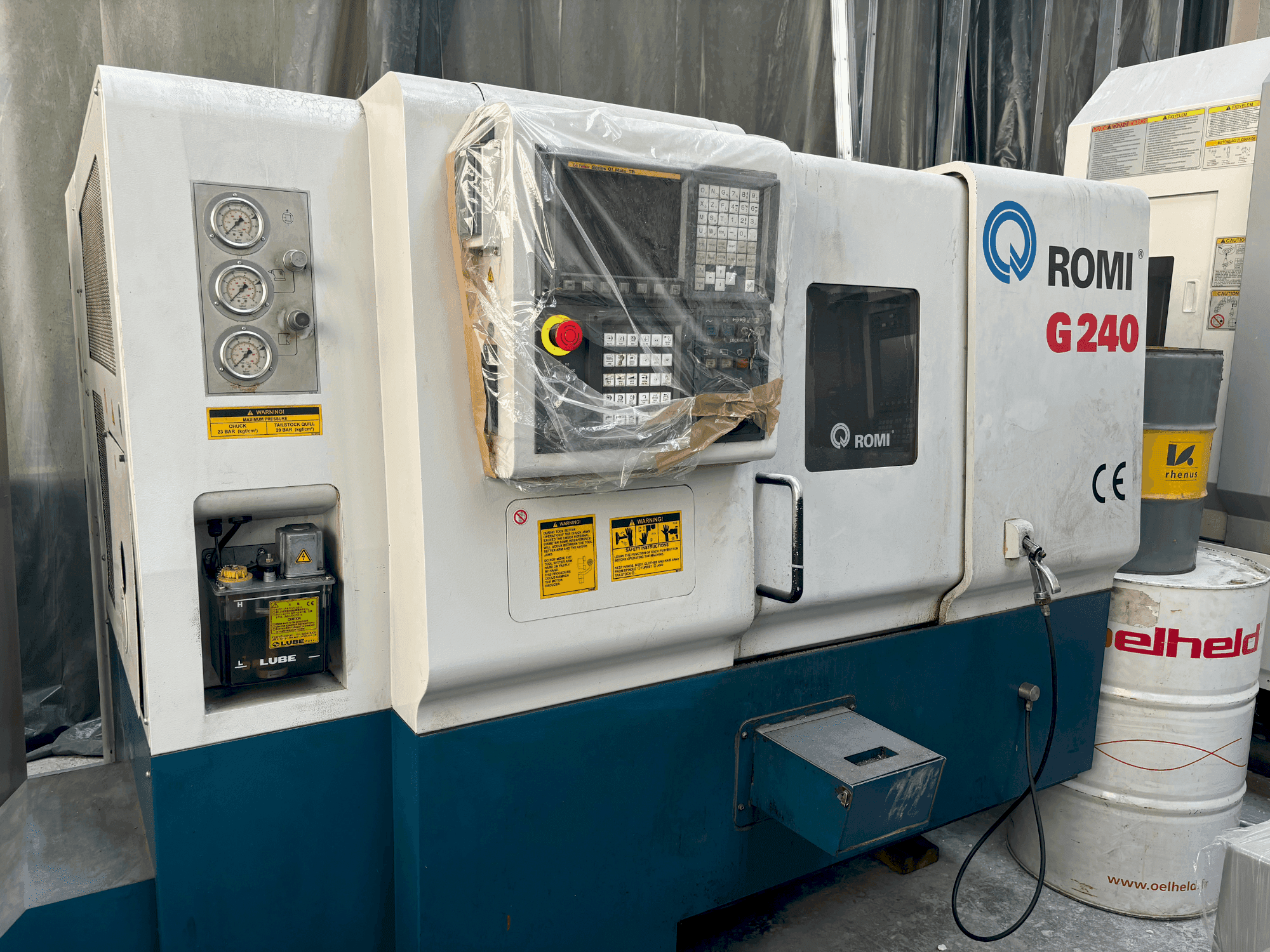 Vue de face de la machine Romi G240