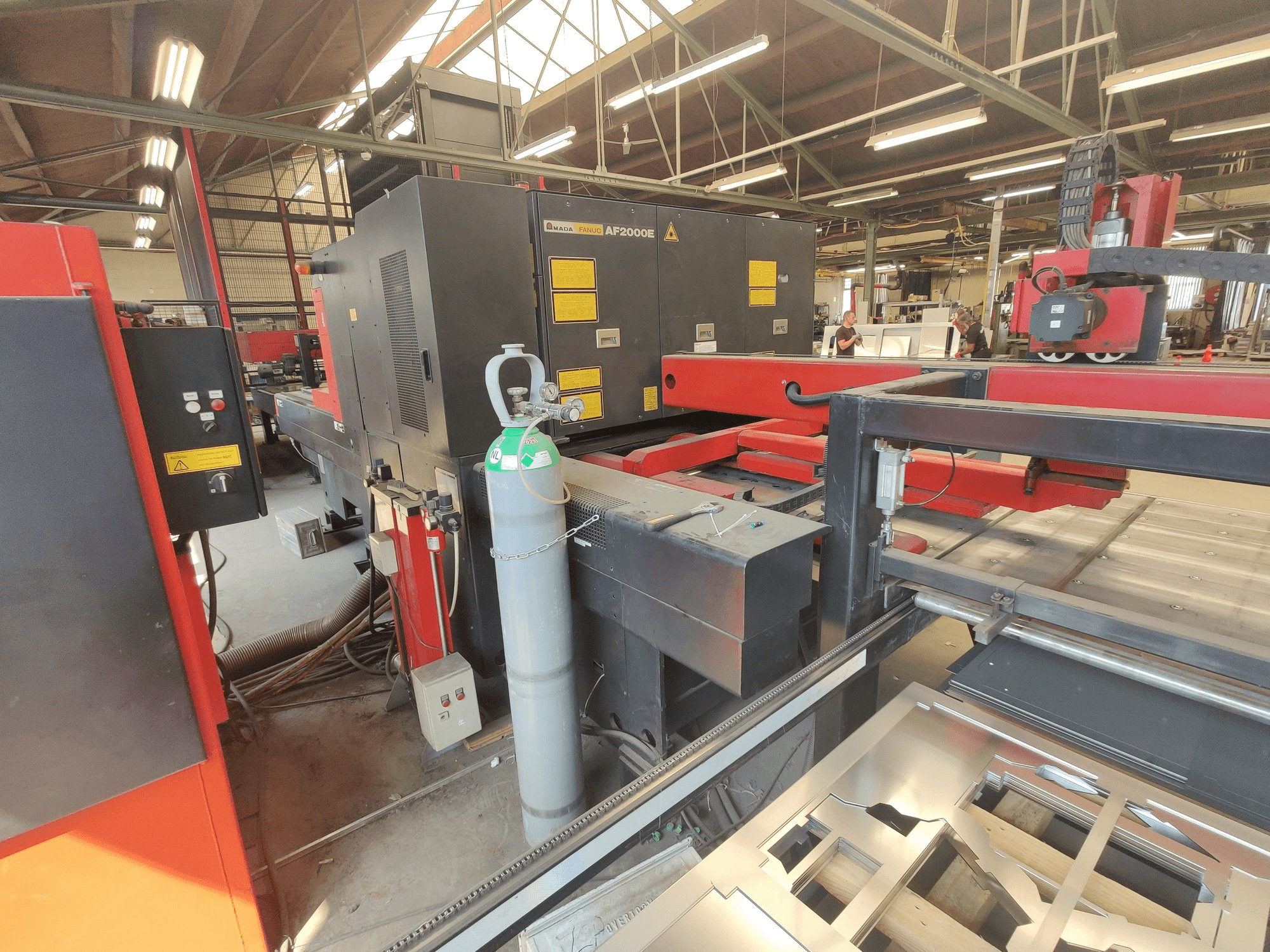 Vue de face de la machine AMADA LC 2415 A3