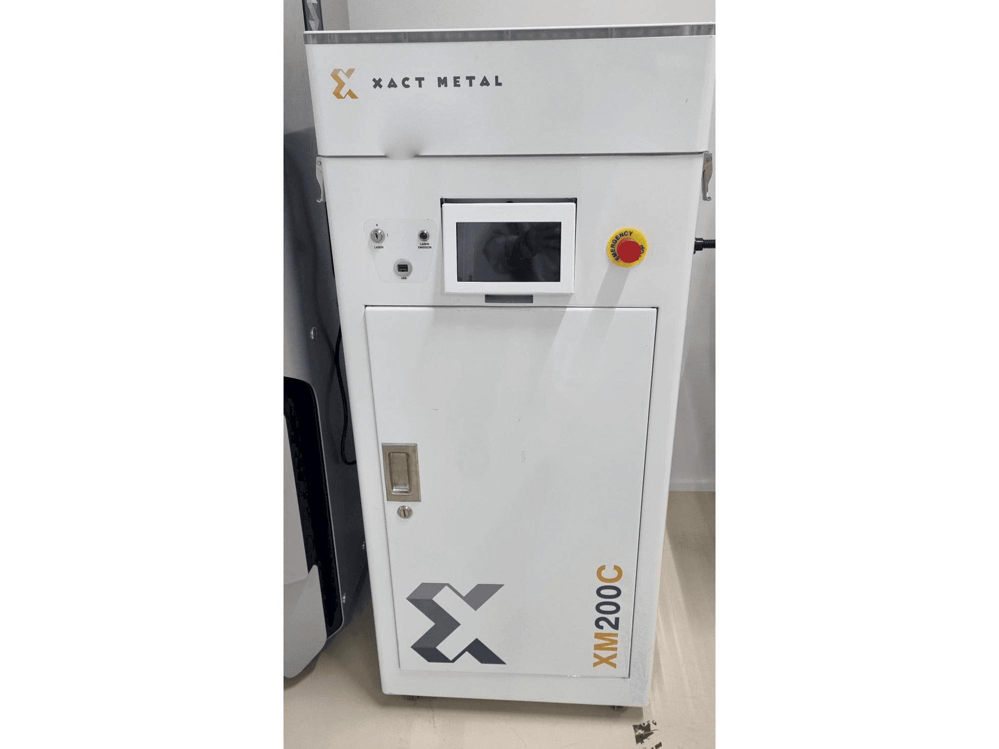 Vue de face de la machine XACT METAL XM200C-E